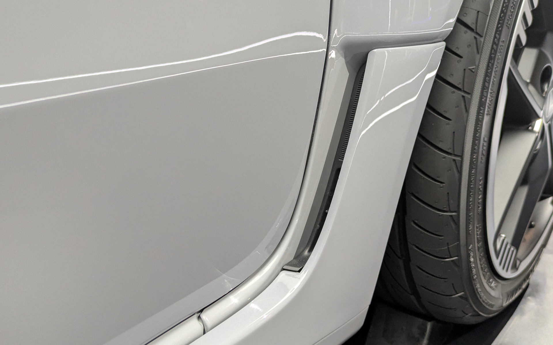 前後のワイドフェンダー下部にはスリットも設けられていて、ボディサイドの空気を整流してくれる