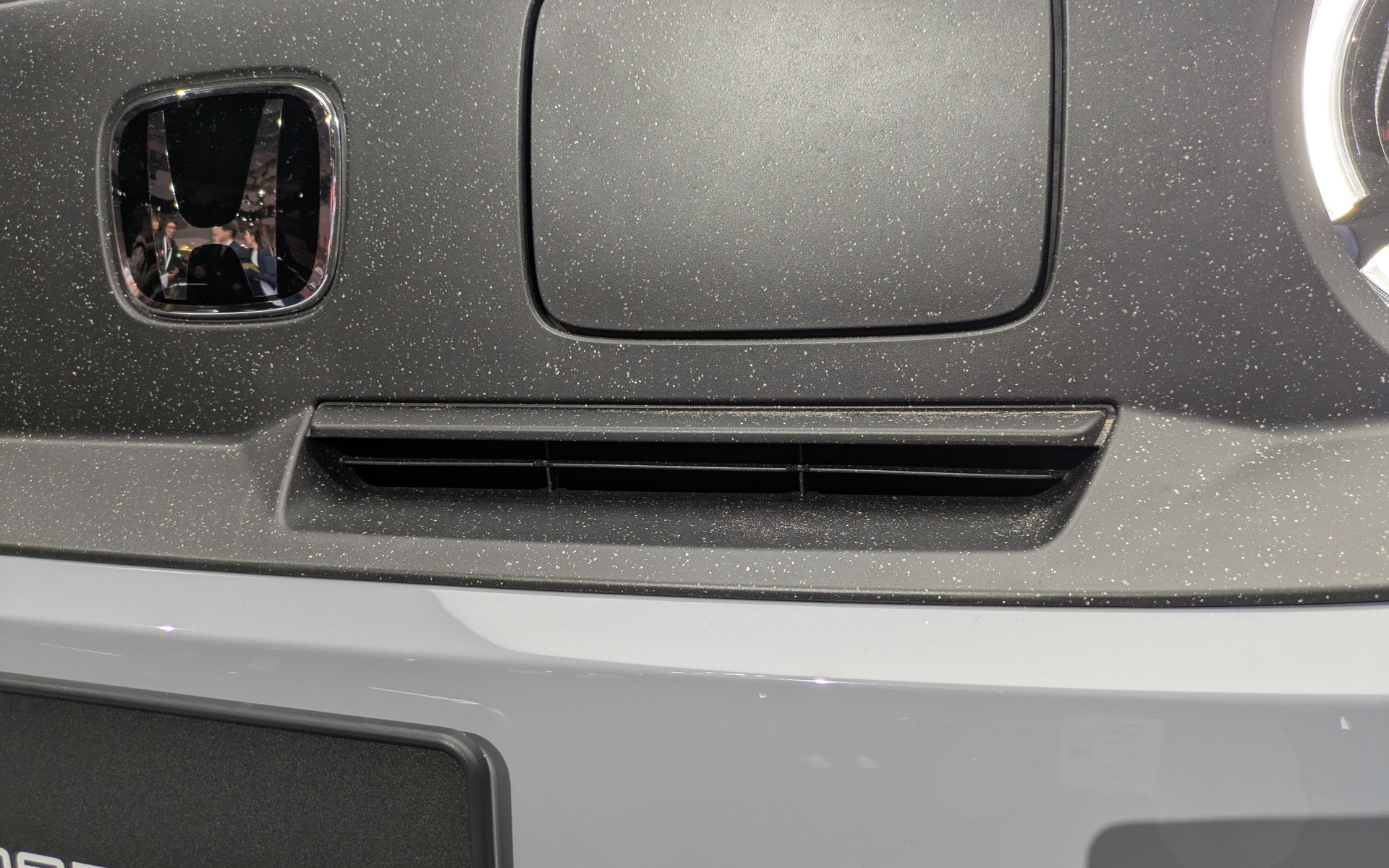 充電ポートを備えるフロントグリルは、市販軽EVの「N-ONE e:」や「N-VAN e:」と同じくホンダの廃棄バンパーから再生したプラスチックで制作したもの。ダクトが設けられているのはフロントモーター類の冷却用と思われる