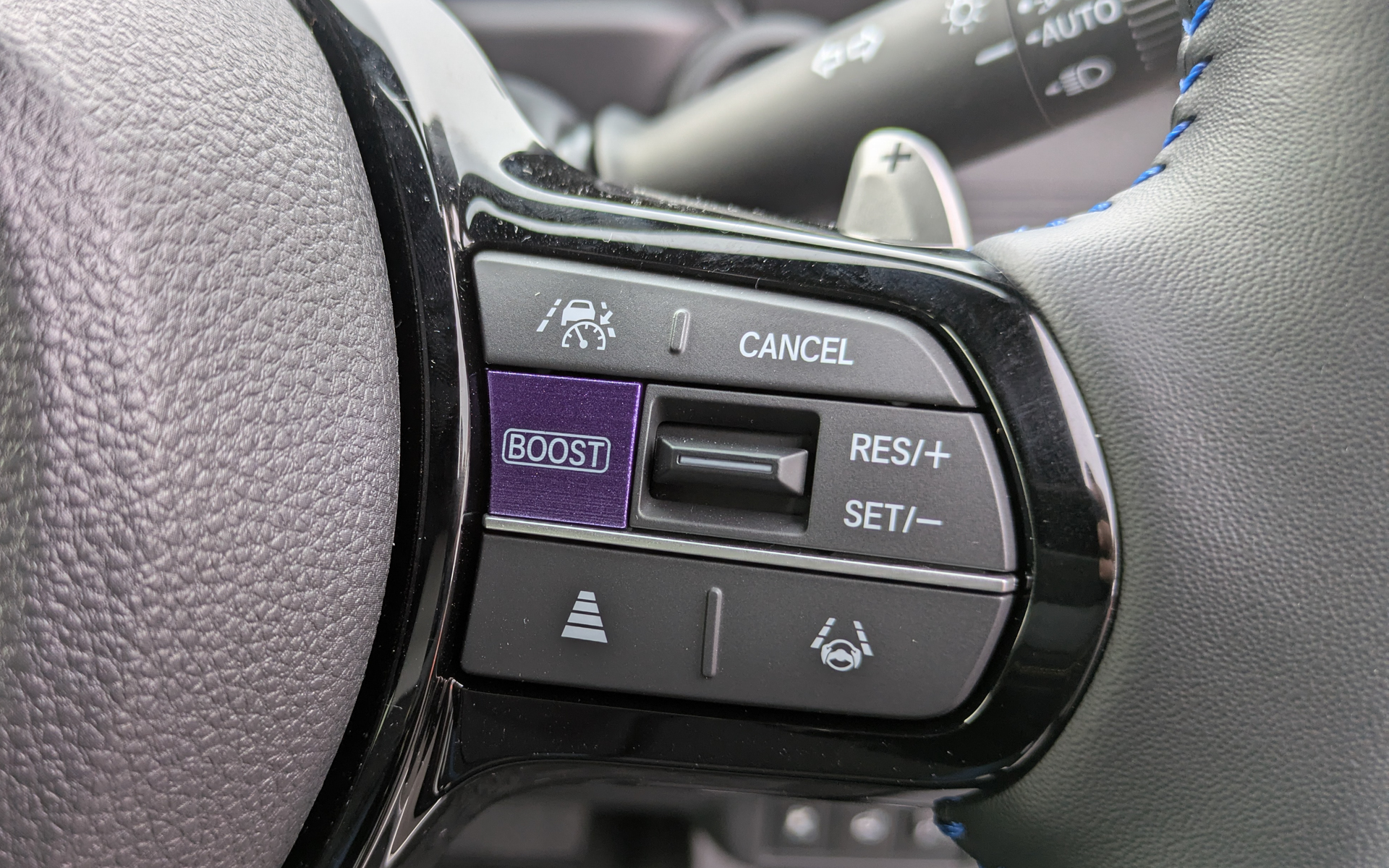 ステアリングの右側に「BOOSTモード」を起動するための「BOOST」ボタンが配置されている
