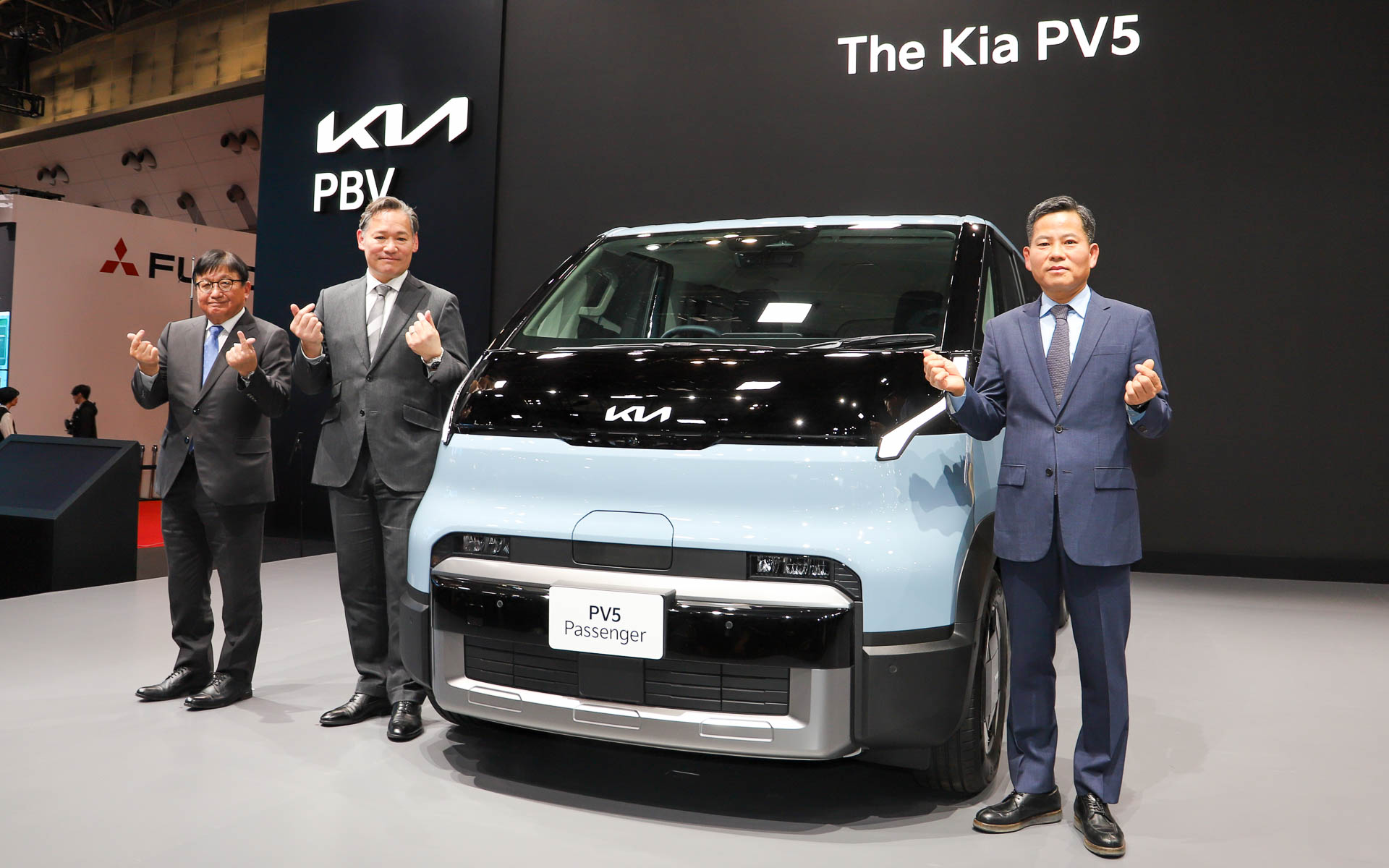 Kiaがジャパンモビリティショーで「PV5」を日本初公開。左から双日株式会社 代表取締役 会長 藤本昌義氏、Kia PBVジャパン株式会社 代表取締役 CEO 田島靖也氏、PV5、Kiaコーポレーション PBVビジネス事業部 副社長 キム・ザンデ氏