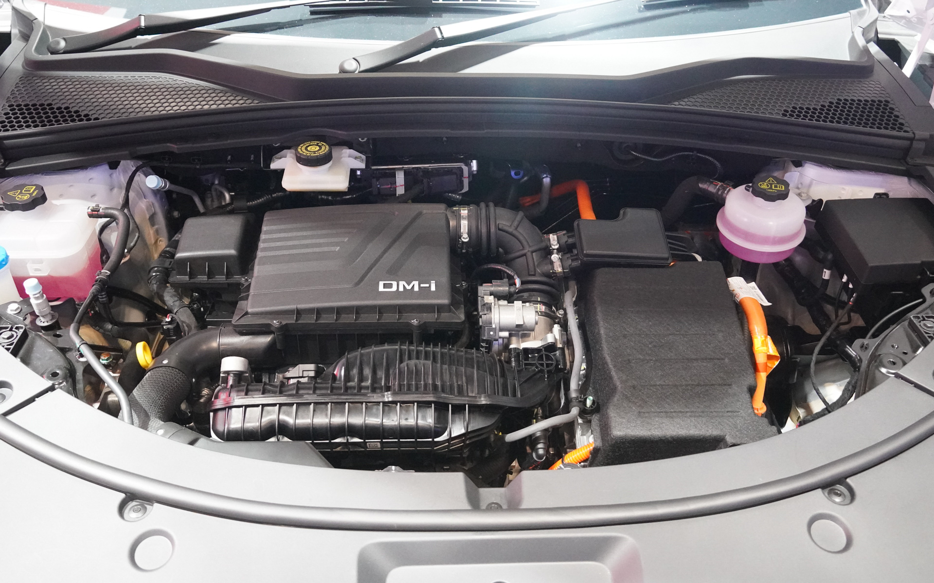 エンジンとPHEVのメカニズム。冷却系のタンクが2系統ある