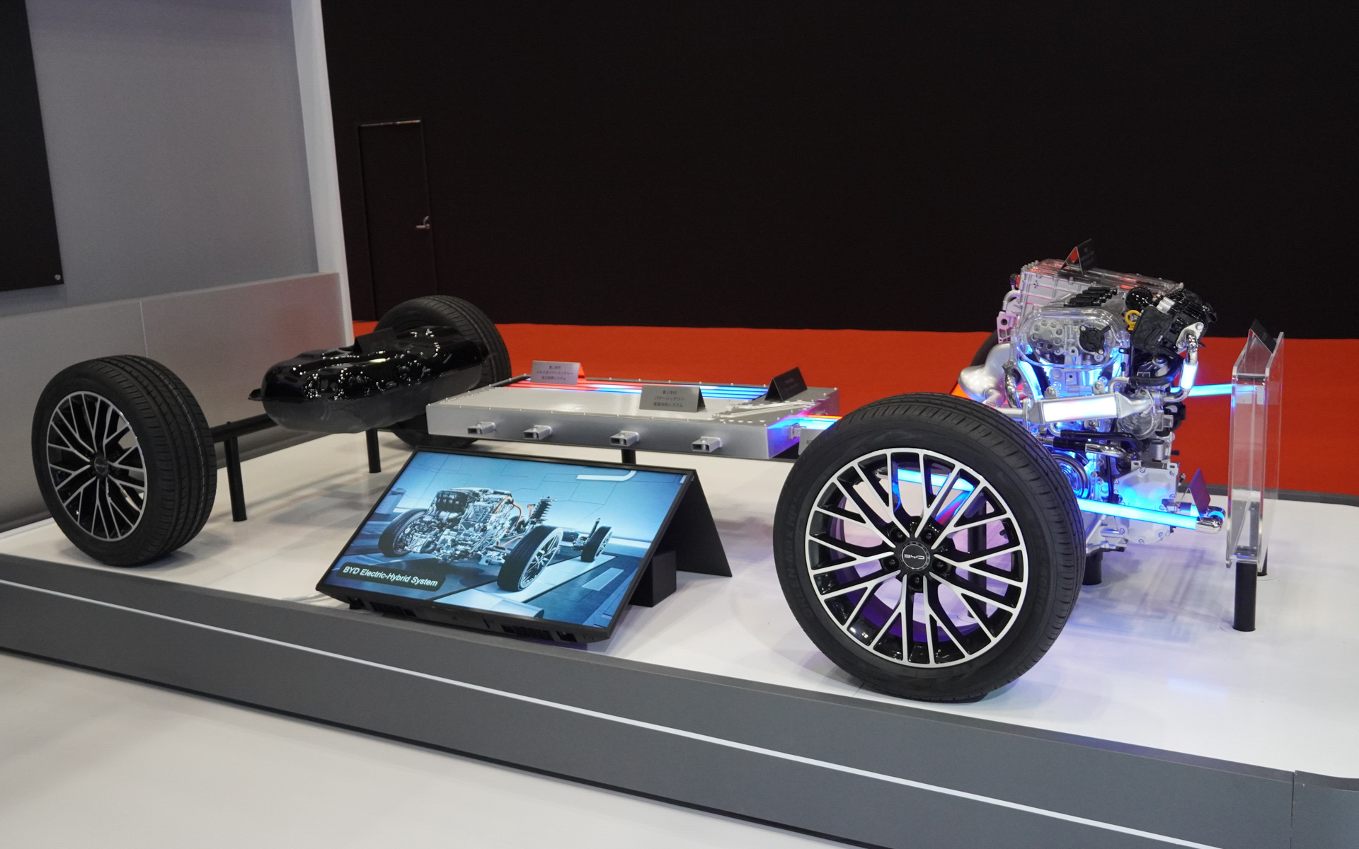 ブースにはBYDのDM-i技術の展示もあった。フロントにはエンジンとPHEV用の7in1パワートレーンドメインコントローラがあり、バッテリは床下に搭載する