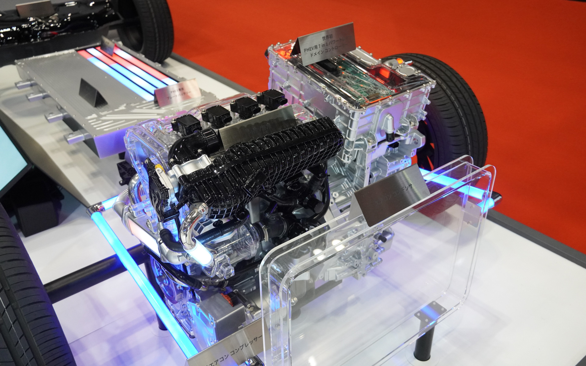 ブースにはBYDのDM-i技術の展示もあった。フロントにはエンジンとPHEV用の7in1パワートレーンドメインコントローラがあり、バッテリは床下に搭載する