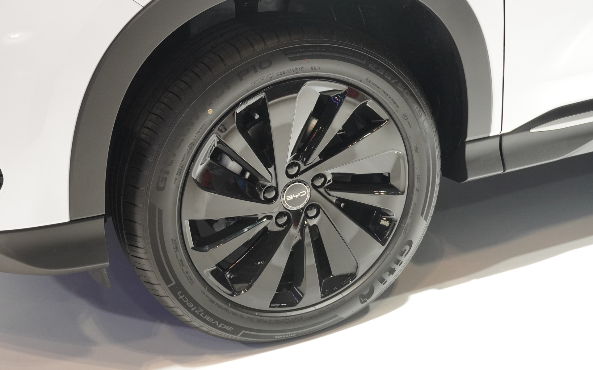 タイヤサイズは235/50R19で、展示車に装着のタイヤはGitiタイヤ製