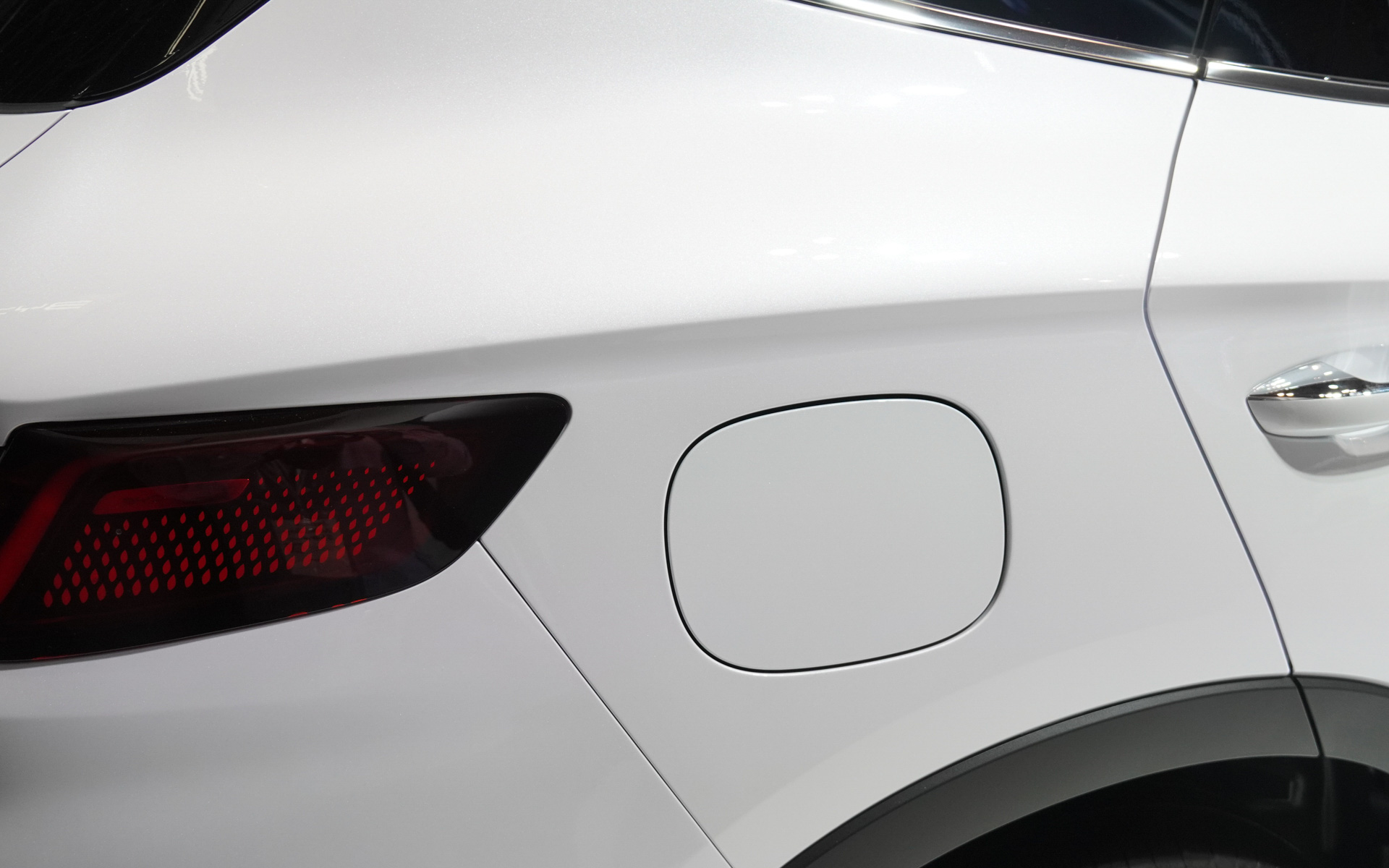 給油口と充電口が左右にある