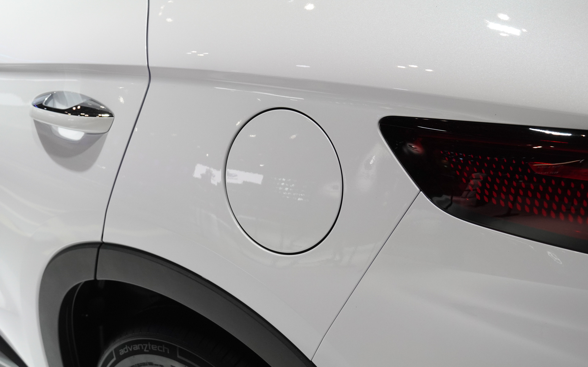 給油口と充電口が左右にある