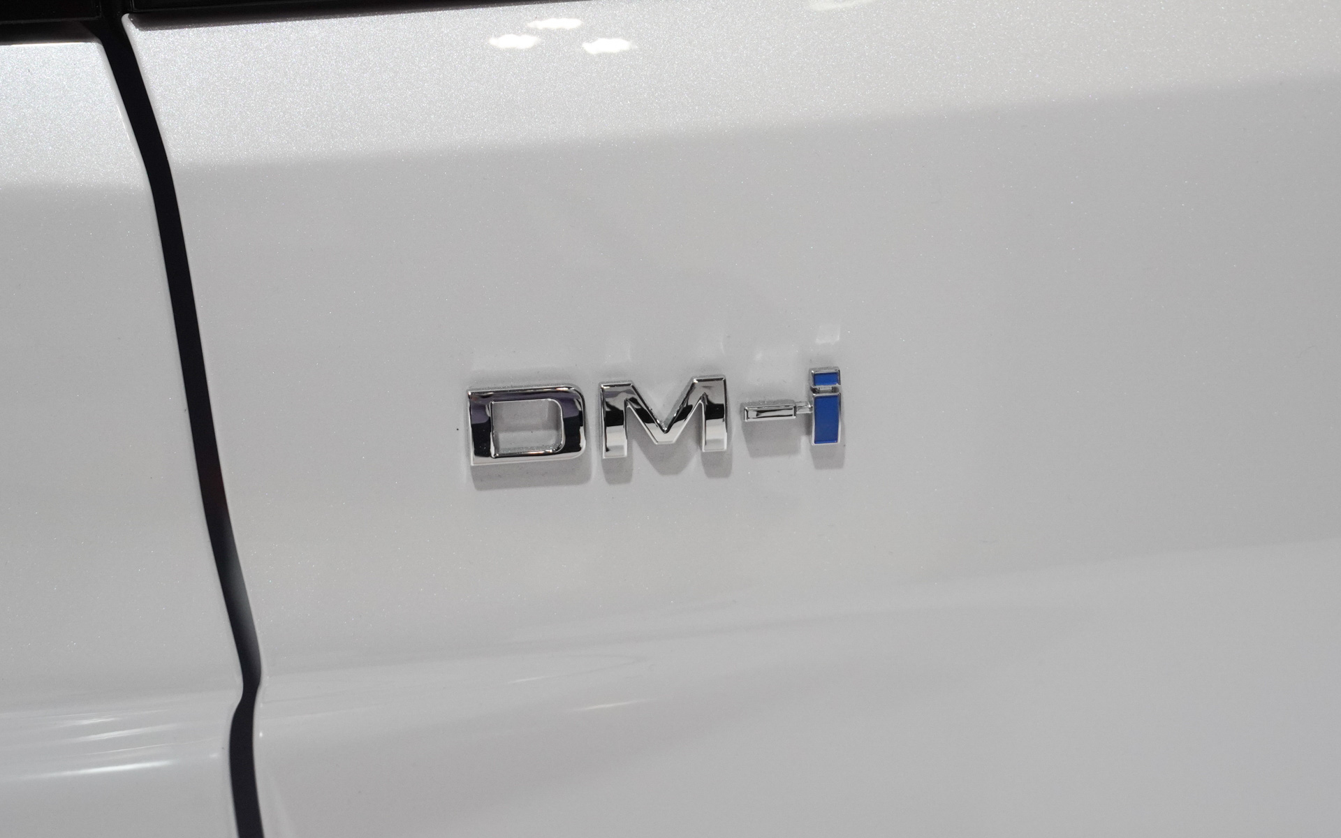 PHEVの技術であるDM-iの搭載を主張するエンブレム