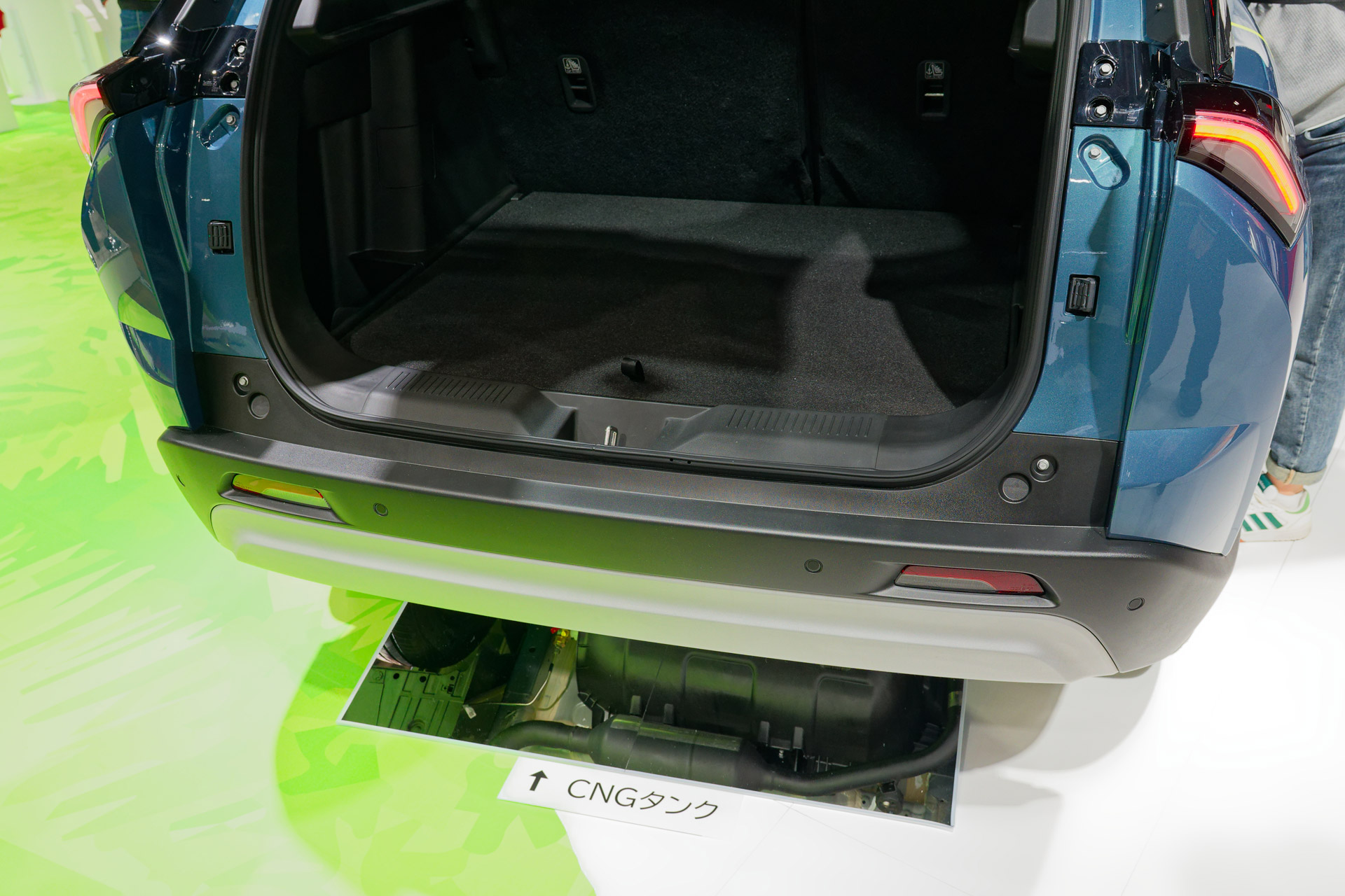 ガスタンクを荷室下に配置することで、荷室自体は広く使える。展示ではタンクが見やすいようむき出しになっているが、実車はカバーで覆われている