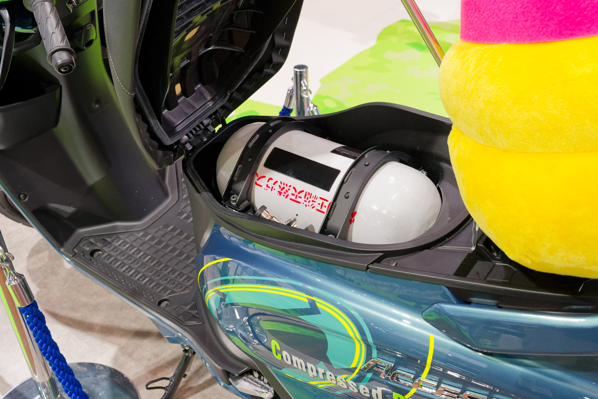 ガスタンクはシート下に