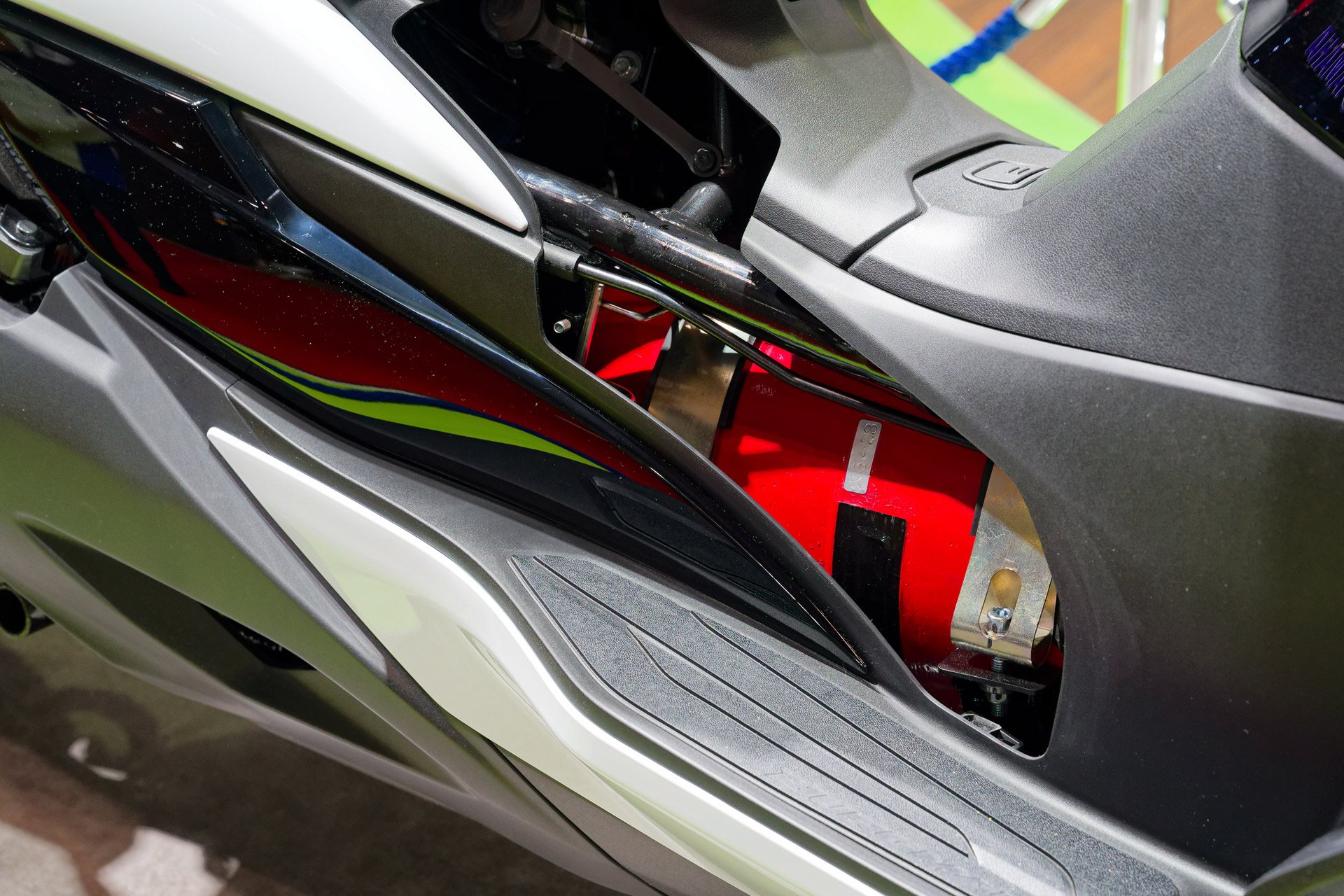 足下に水素タンクを搭載している