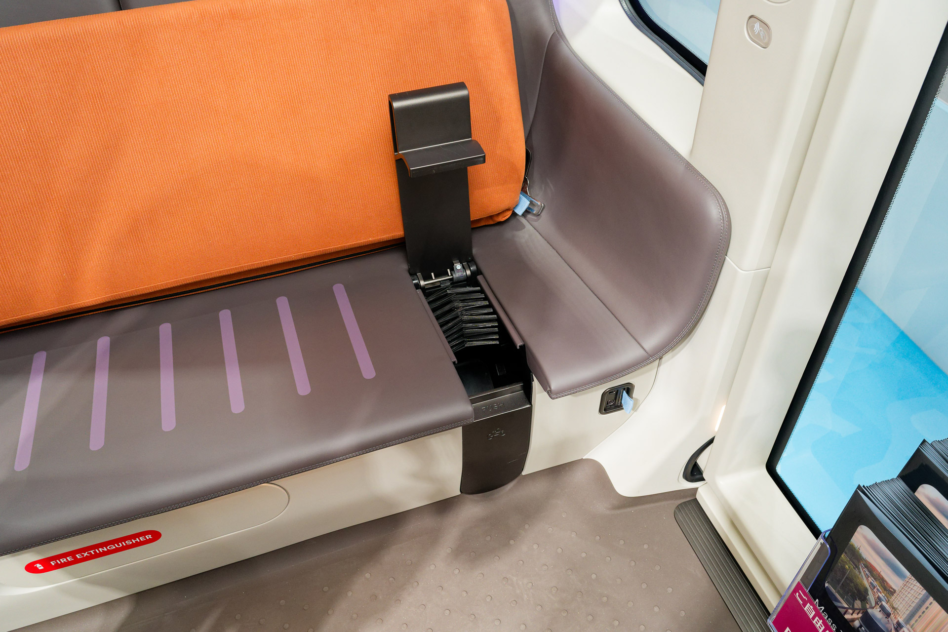 シートを持ち上げると自転車を固定するためのスリットが現れる