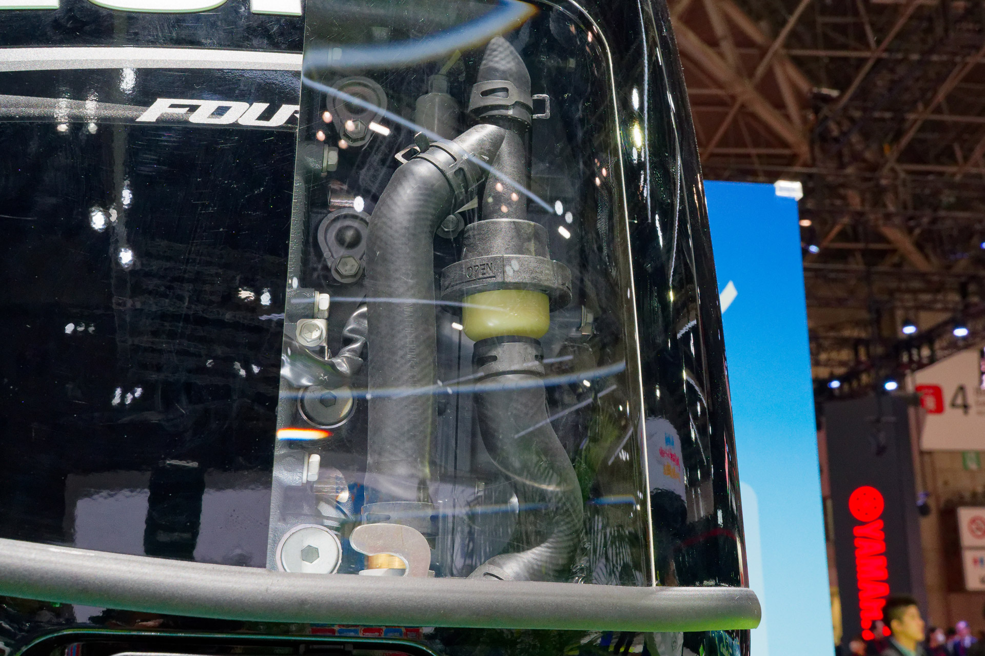 冷却水として用いる海水の経路にフィルターを設けており、ここにマイクロプラスチックがたまる仕組み