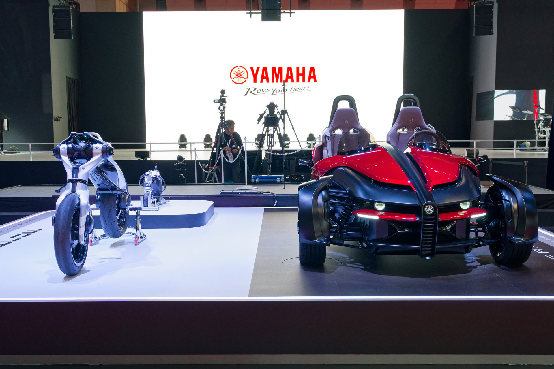 「TRICERA proto」（右）