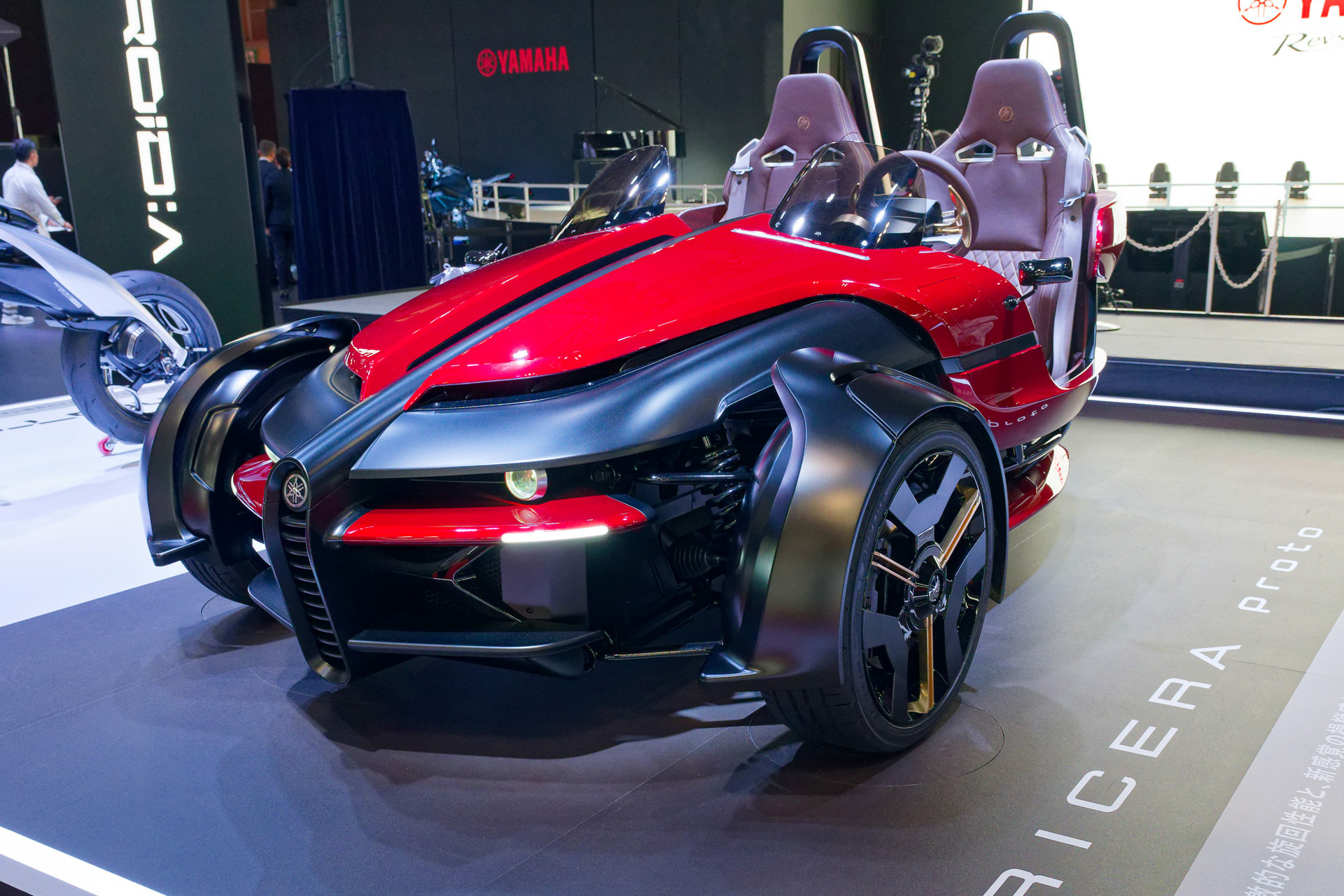 フロント2輪、リア1輪で、ホイールは3つともドライバーが手動操舵できる