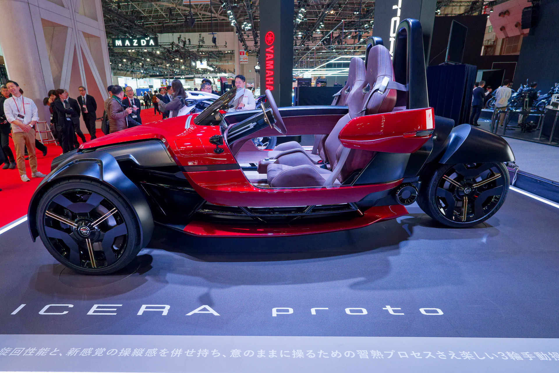 フロント2輪、リア1輪で、ホイールは3つともドライバーが手動操舵できる