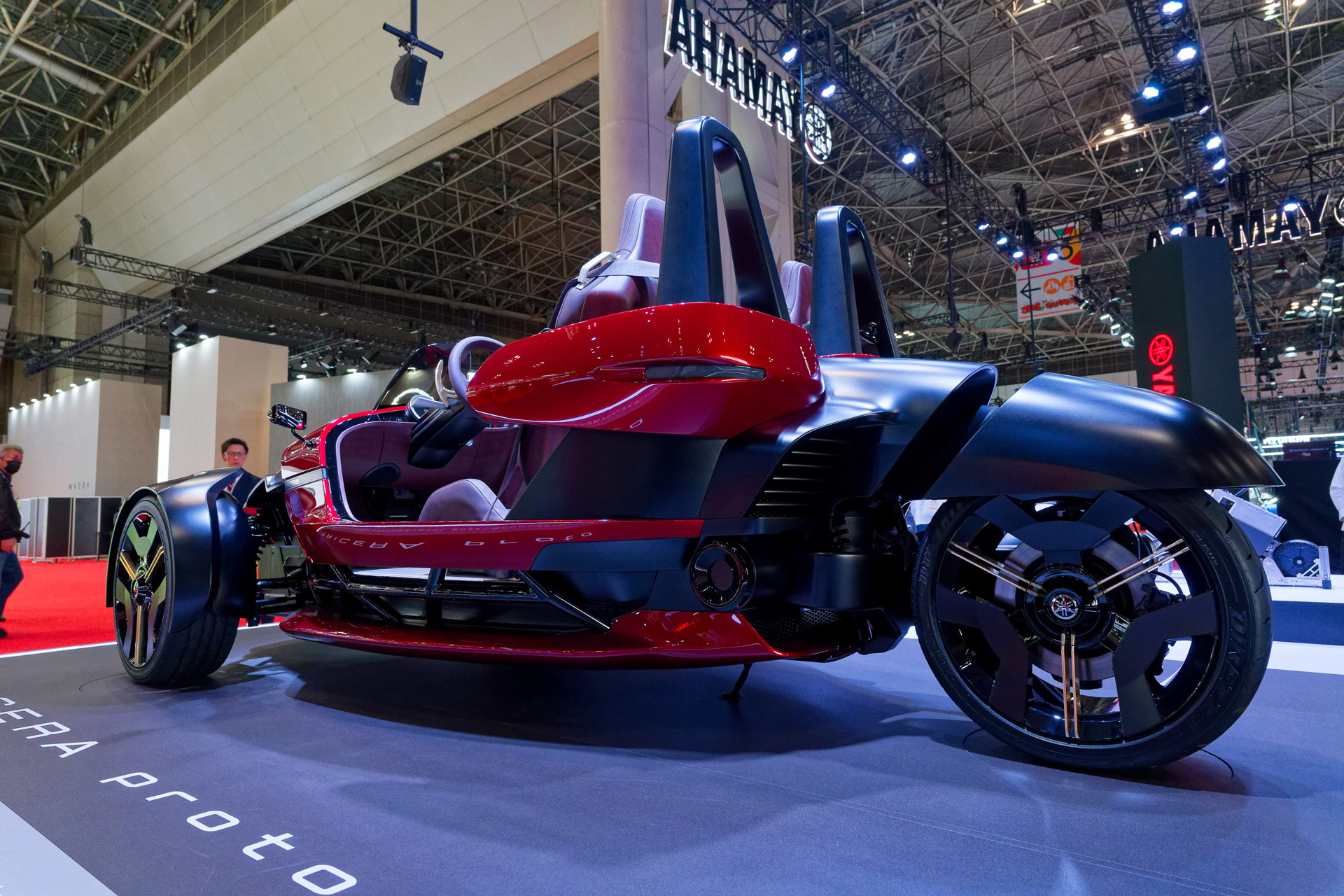 フロント2輪、リア1輪で、ホイールは3つともドライバーが手動操舵できる