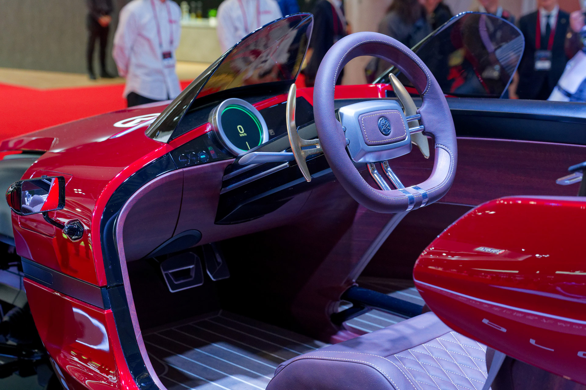 手前に突き出たステアリング