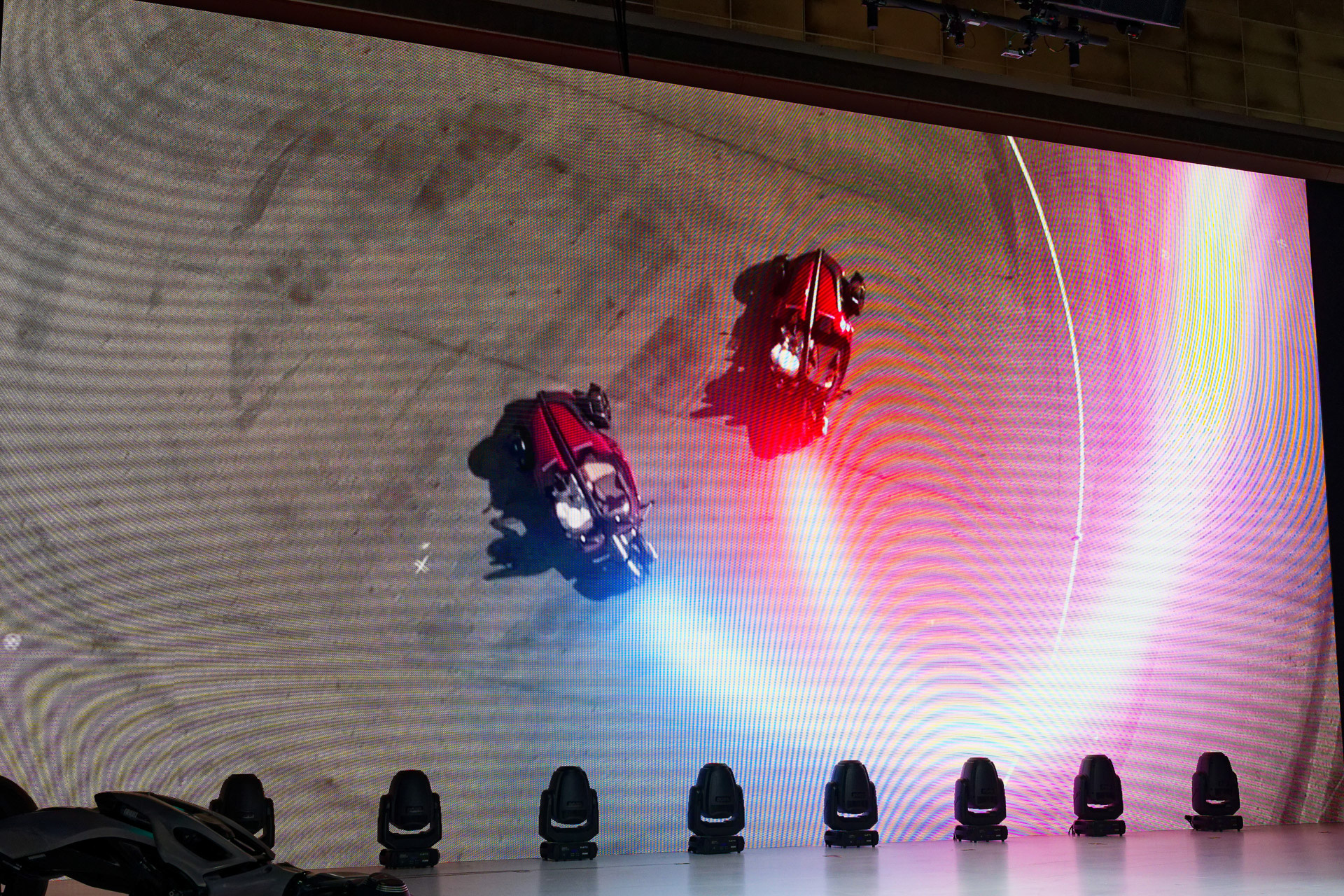 後輪も操舵することでよりクイックな旋回が可能に