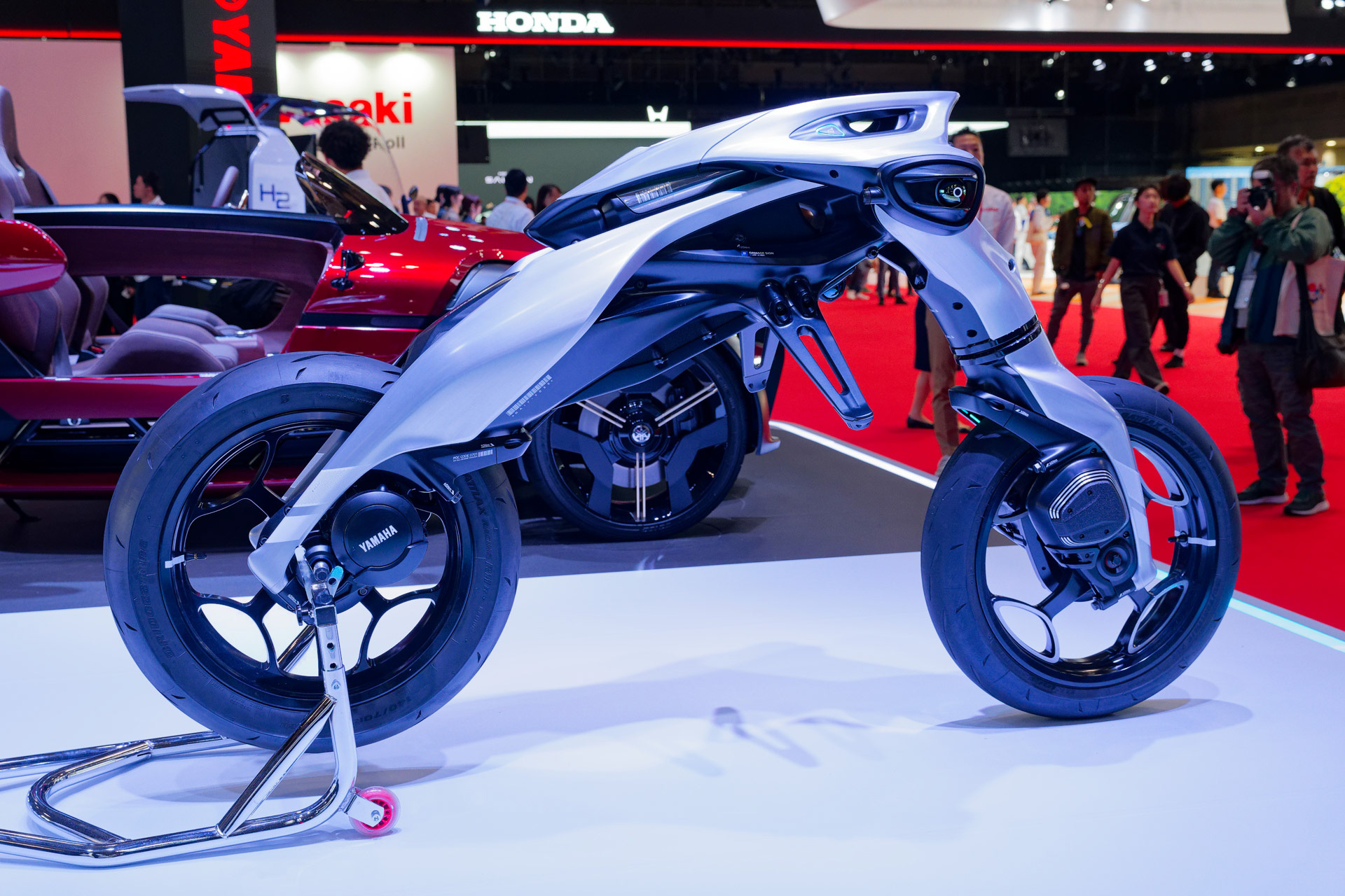 強化学習により自律走行する「MOTOROiD：Λ」