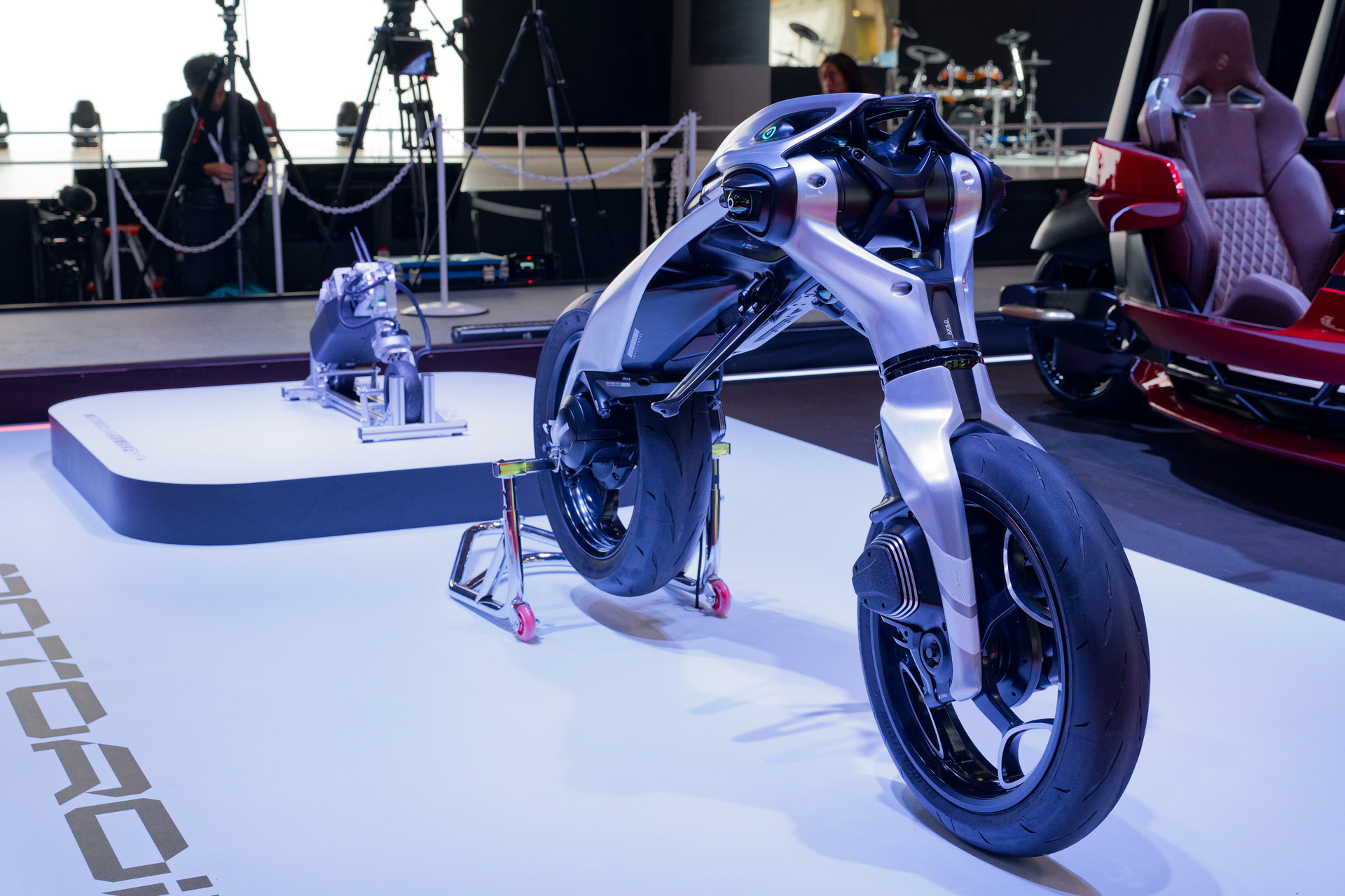 強化学習により自律走行する「MOTOROiD：Λ」