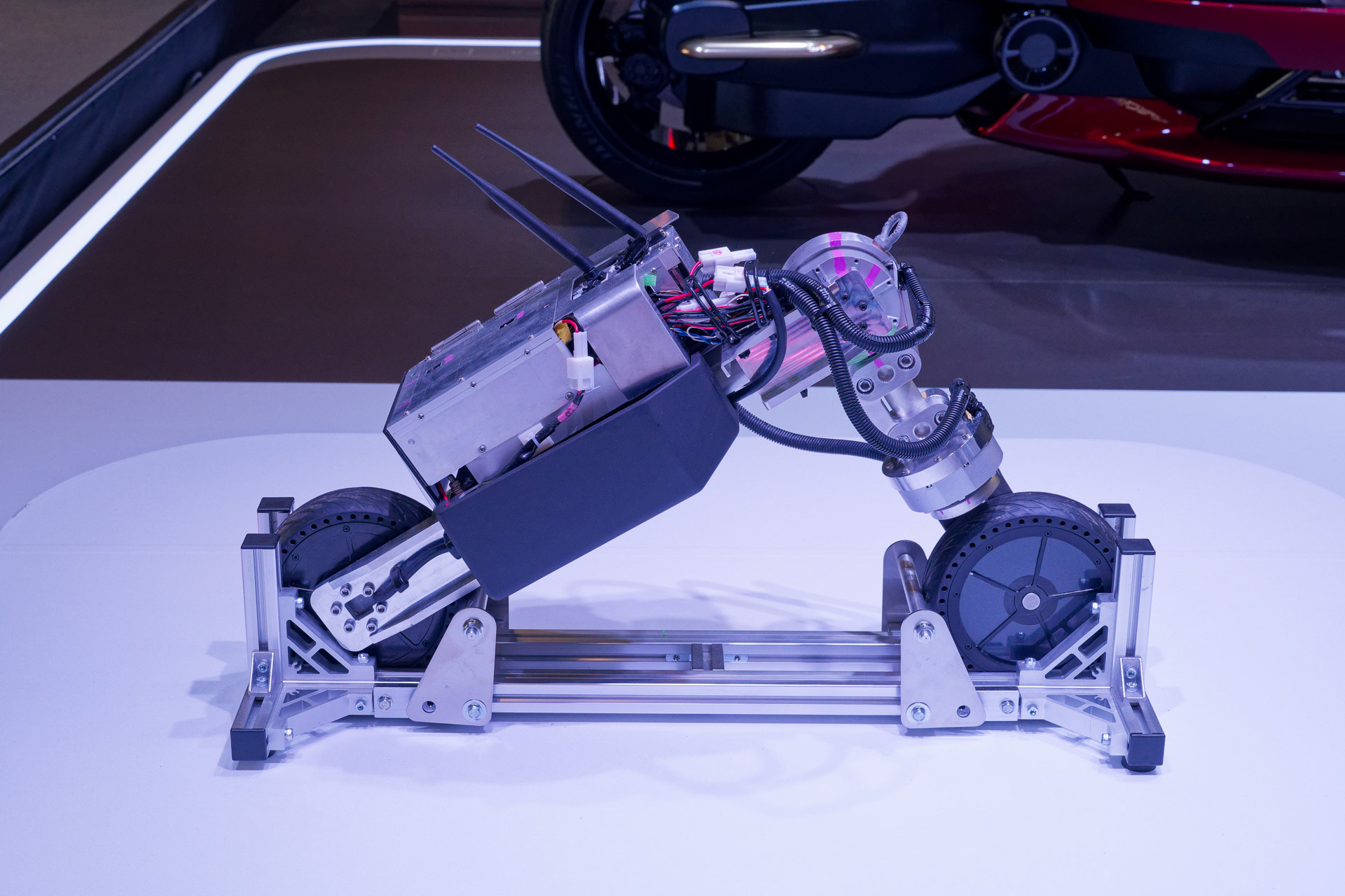 並んで展示されていた小型の「初期機能検証モデル」