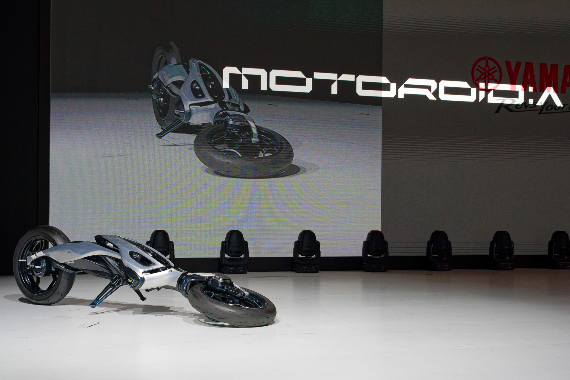 寝ていたところから自ら起き上がり、その場で旋回