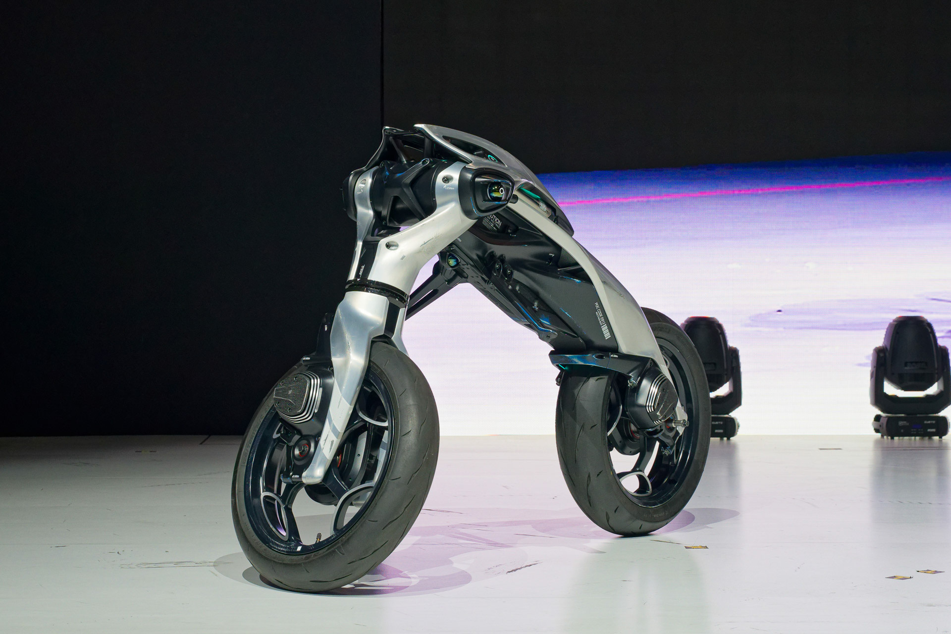 寝ていたところから自ら起き上がり、その場で旋回