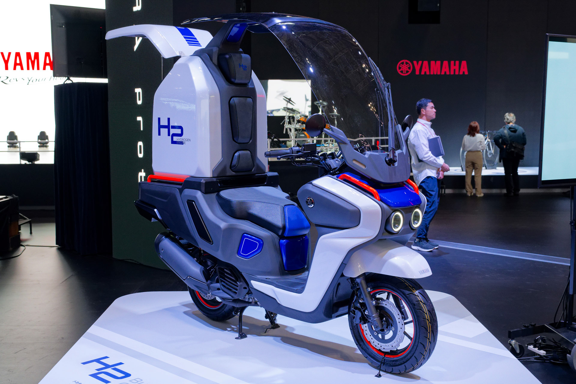 他には水素エンジンのコンセプトビジネスバイクも