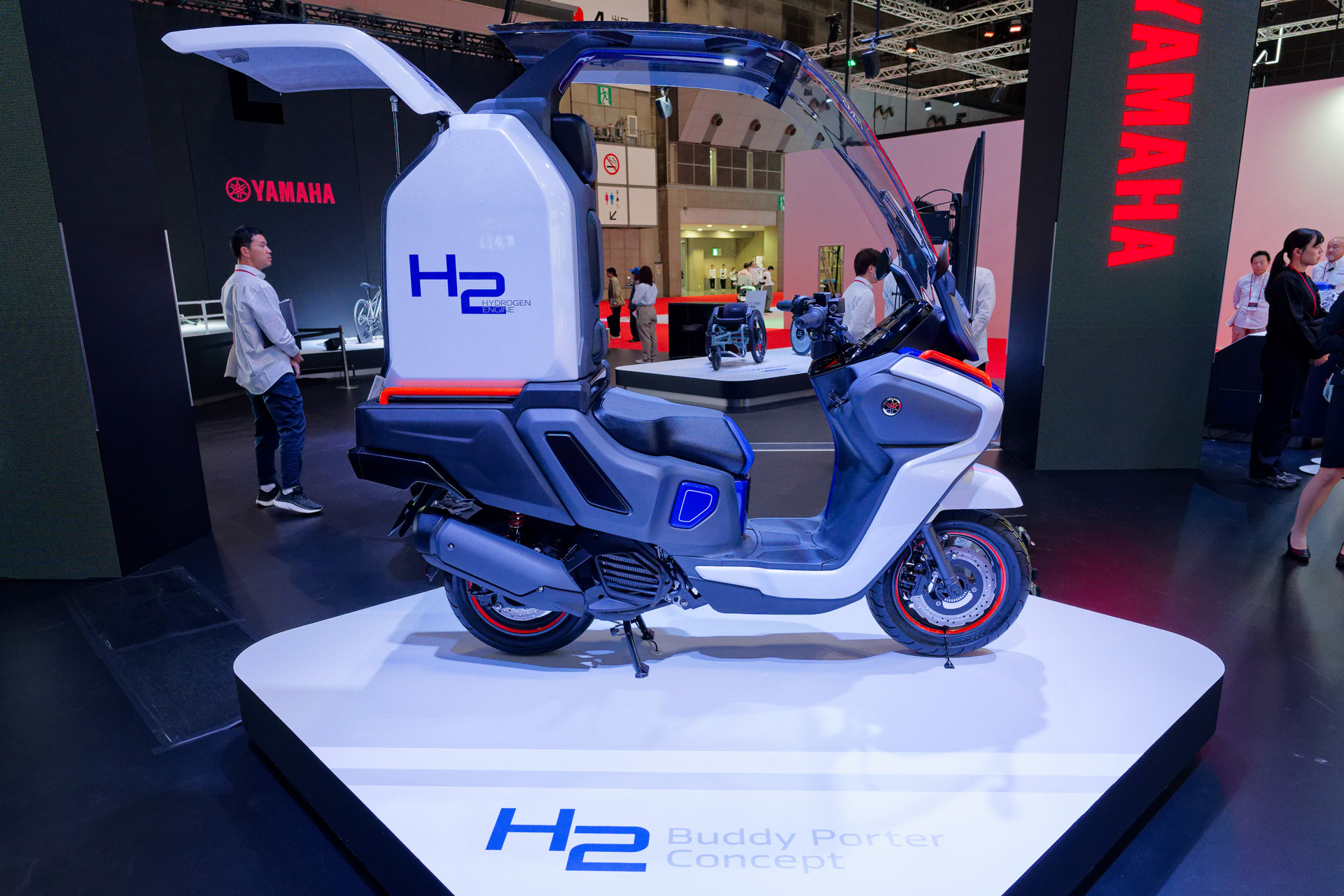 他には水素エンジンのコンセプトビジネスバイクも