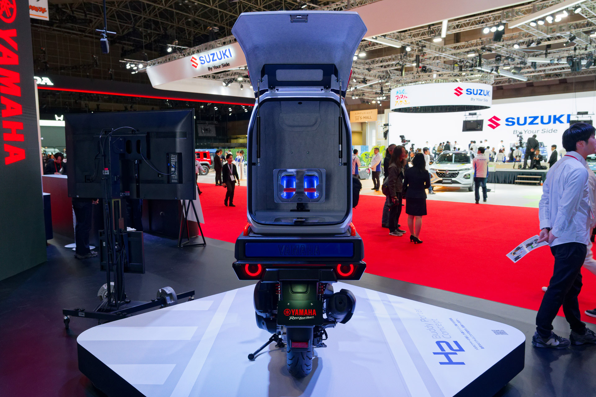 後部にトヨタ自動車が開発した二輪向けの小型水素タンクを4本搭載する