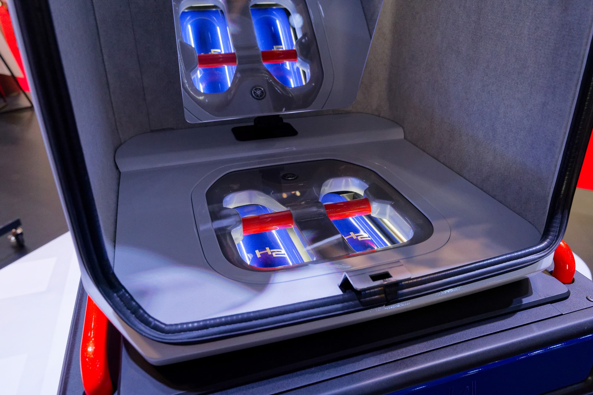 後部にトヨタ自動車が開発した二輪向けの小型水素タンクを4本搭載する