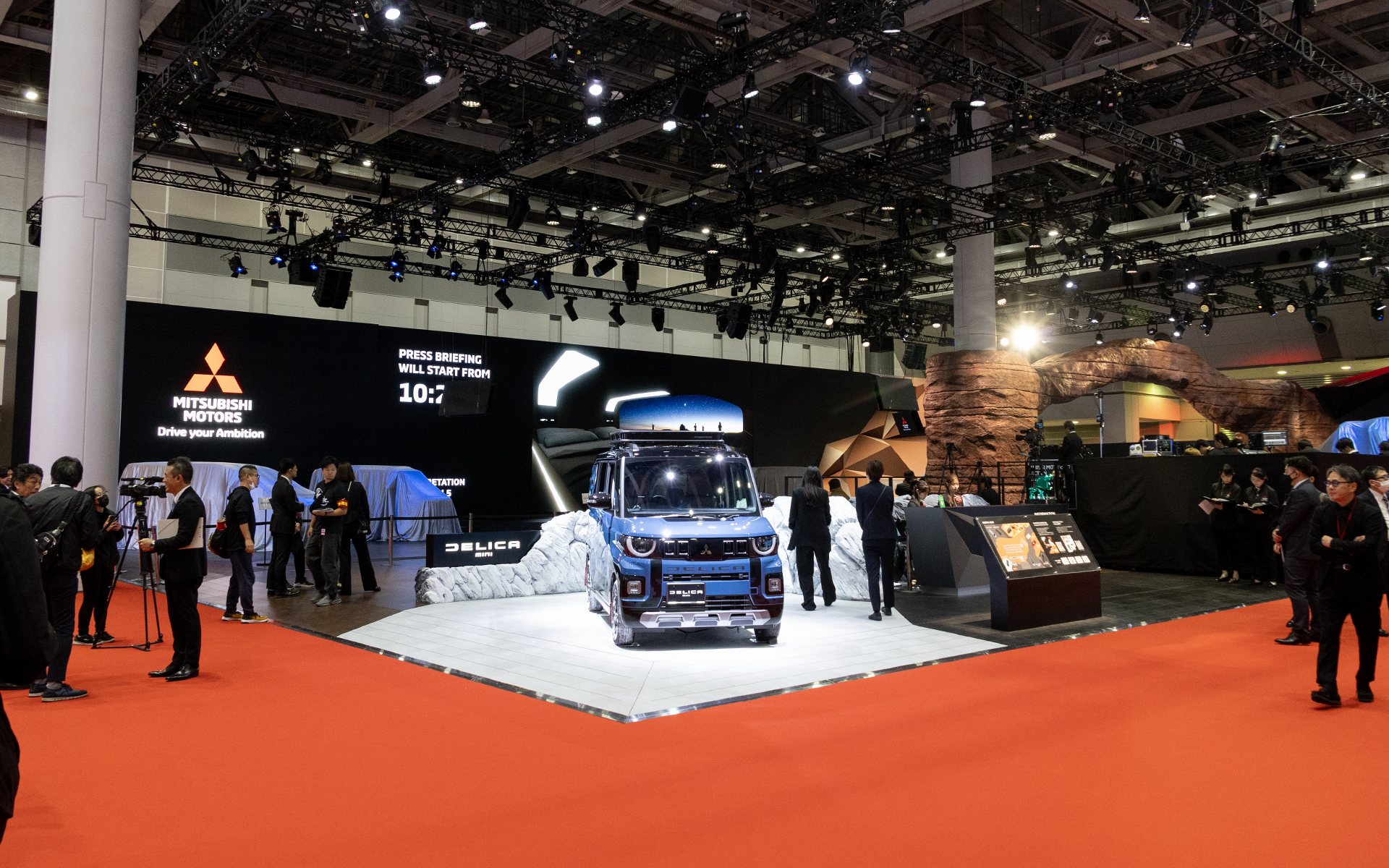 西1ホールにある三菱自動車ブース。三菱自動車のジャパンモビリティショー2025に関するさまざまな情報を発信している<a href="https://www.mitsubishi-motors.com/jp/brand/jms2025/" class="n" target="_blank">特設サイト</a>が開設されている