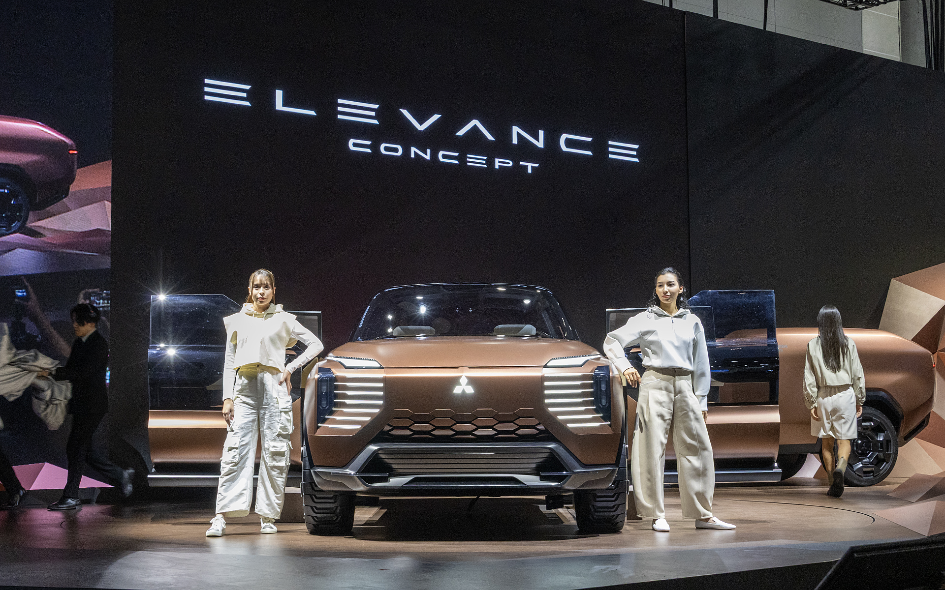 コンセプトカーの名称はエレバンス コンセプト。アンベールされると車内からモデルが降りてくる演出がされた