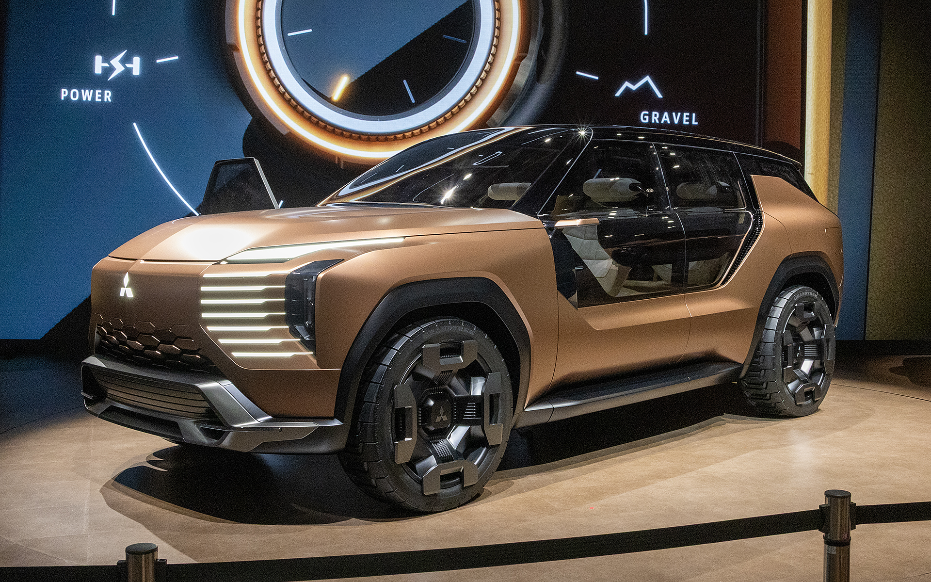 エレバンス コンセプト。Elevate（高める・昇華させる）とAdvance（前進・進化）を組み合わせた造語である。ボディカラーはテラコッタという名称