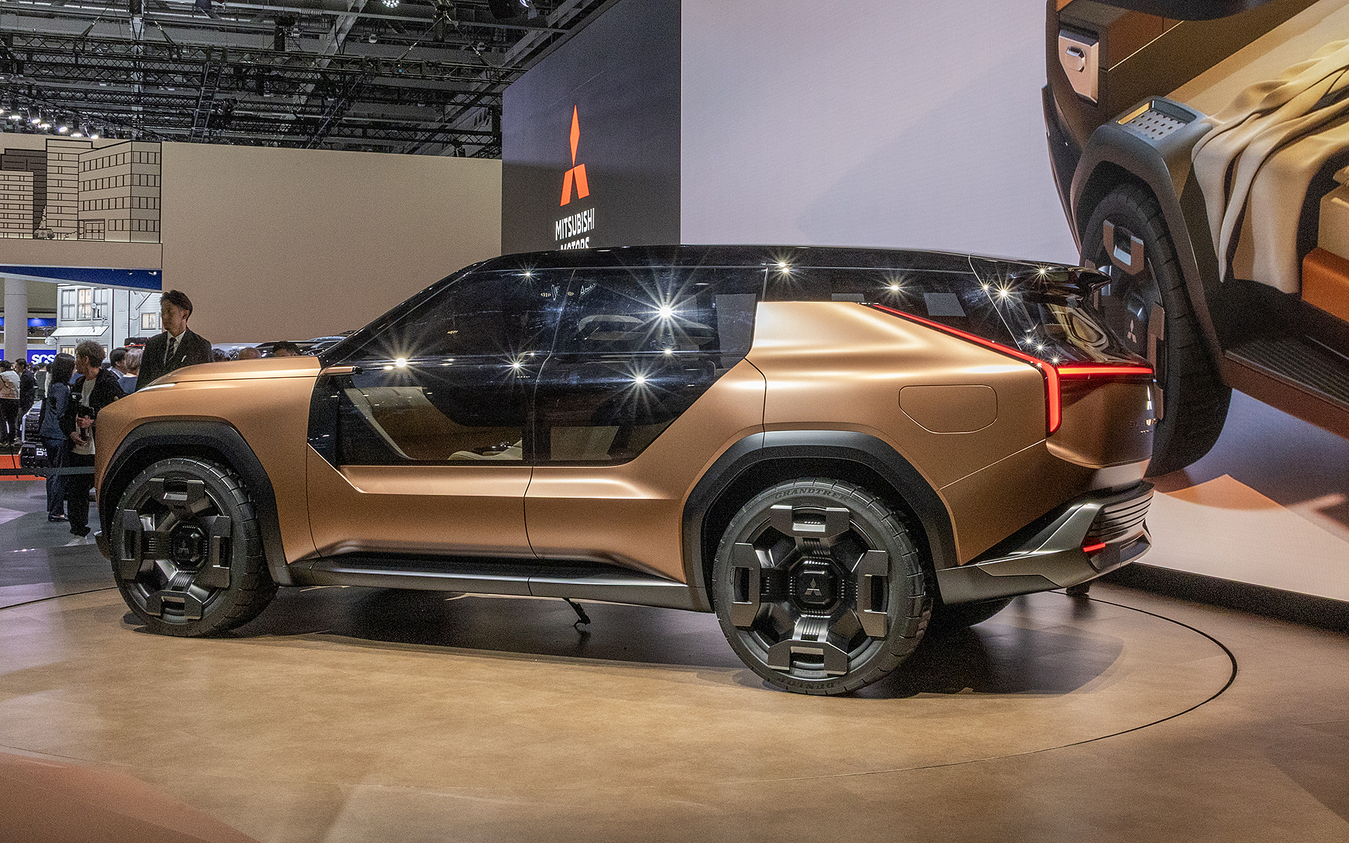 エクステリアの特徴は開放感にあり、シームレスな形状のカプセルキャビンを採用したところ