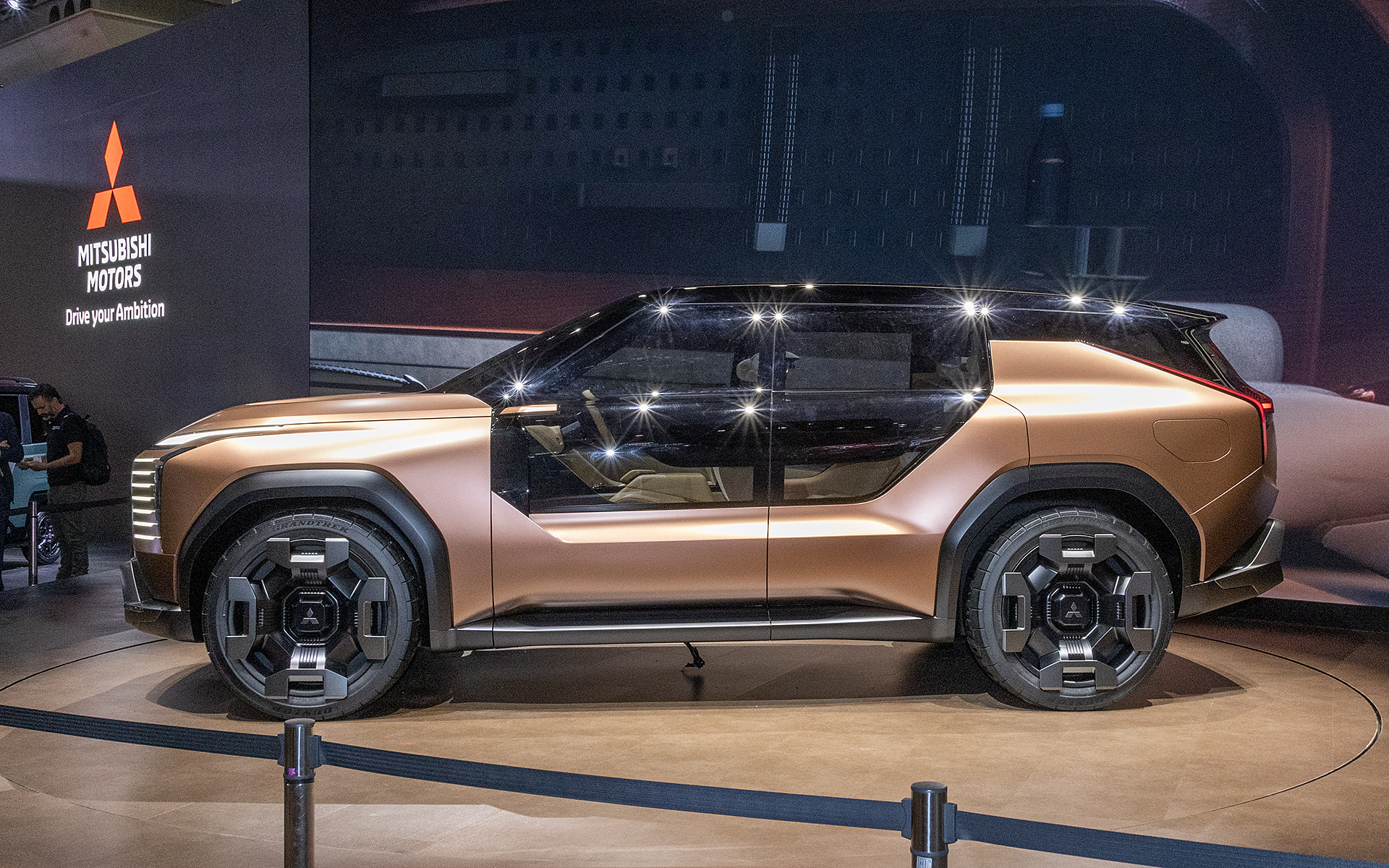 カプセルキャビンの形状が分かるサイドビュー。シートは3列ある