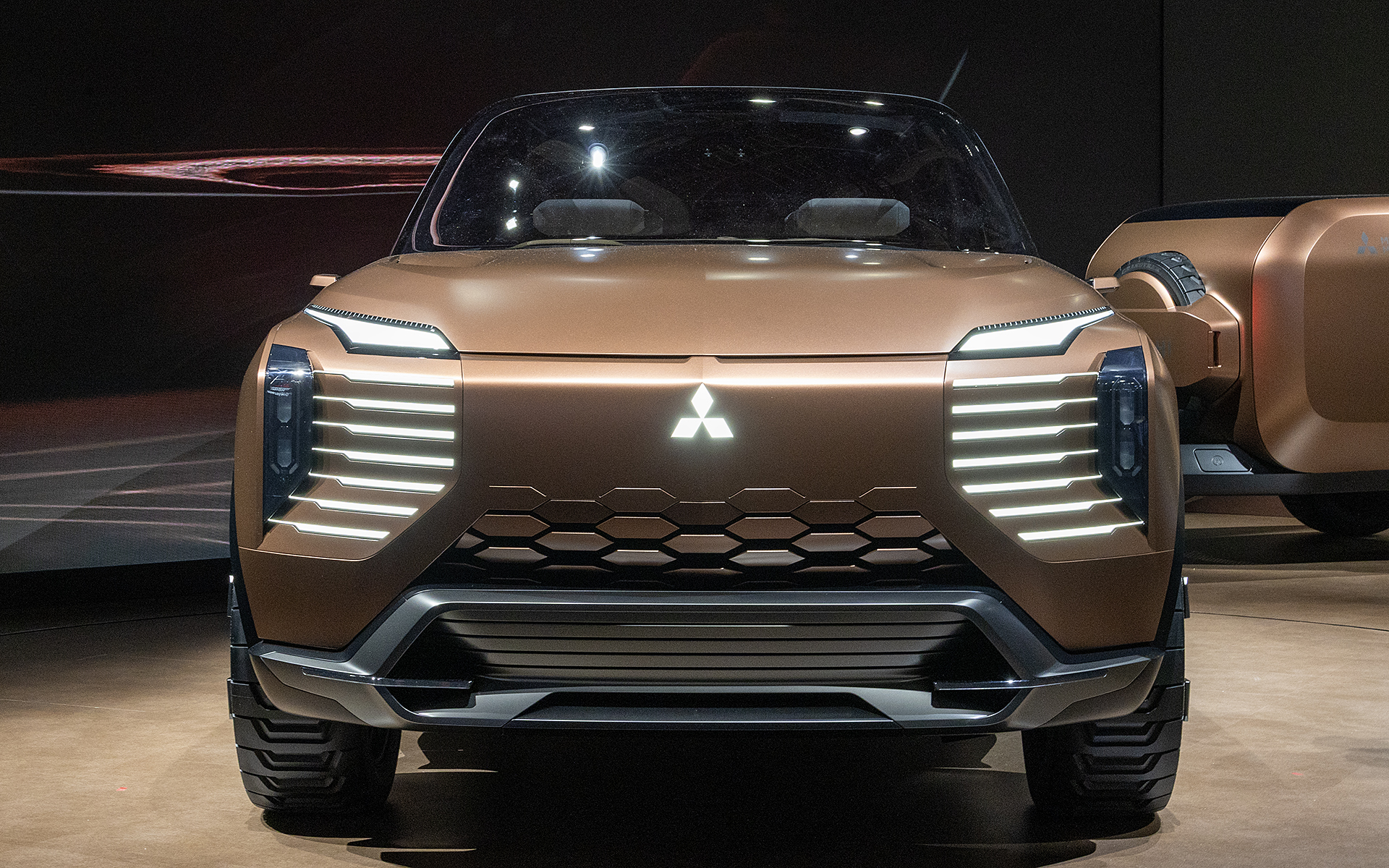 スリークなキャビンからリアにかけてのデザインに対して、フロントは骨太さと厚みのある造形として力強さを表現する