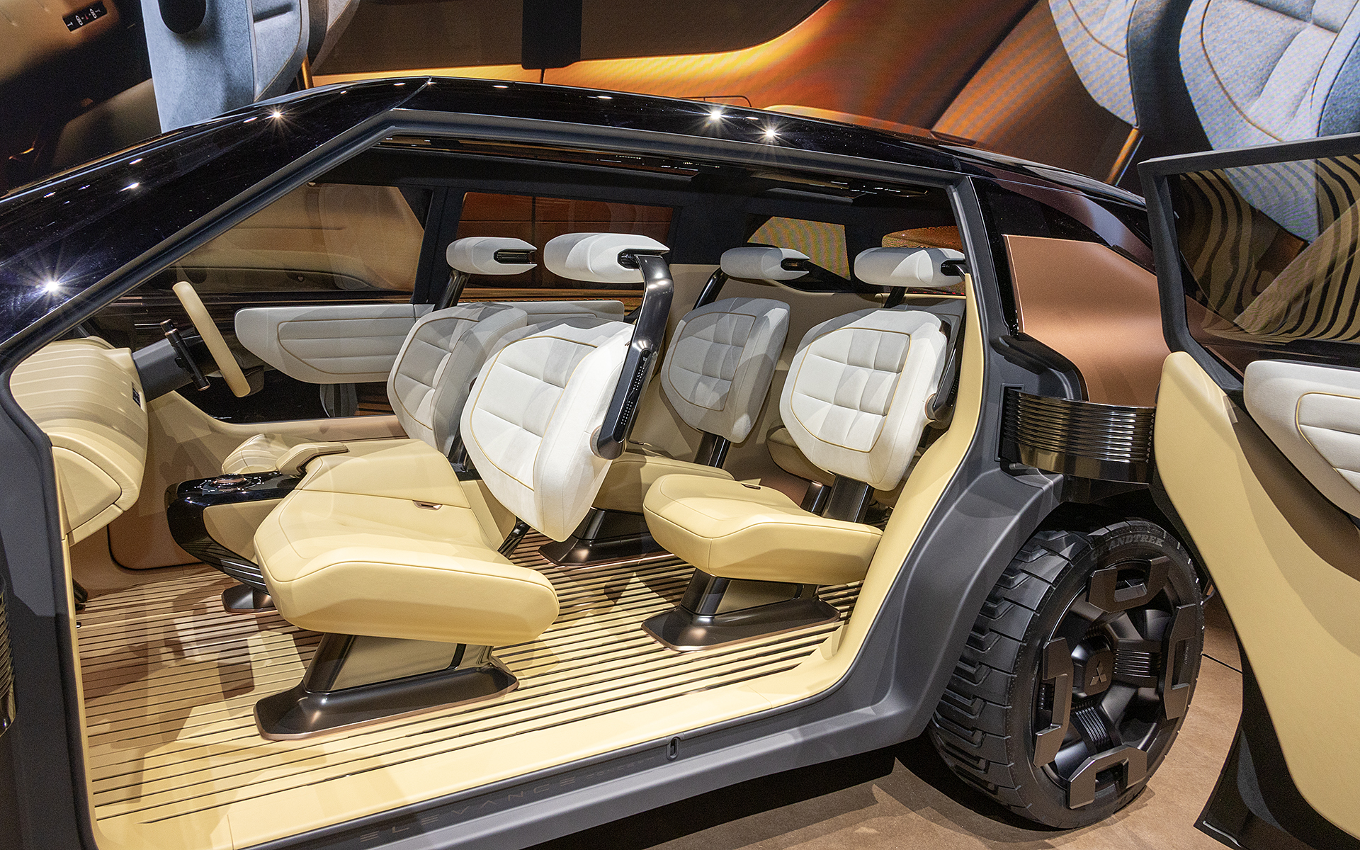 カプセルキャビンの採用によりインテリアの開放感も高まった。そのため、インテリアデザインも開放感を意識したシンプルな作りとなっている