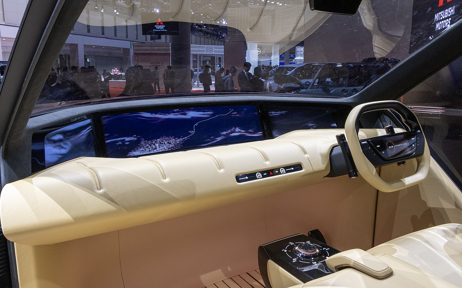 ステアリングやメーターまわりもシンプルな作りとした