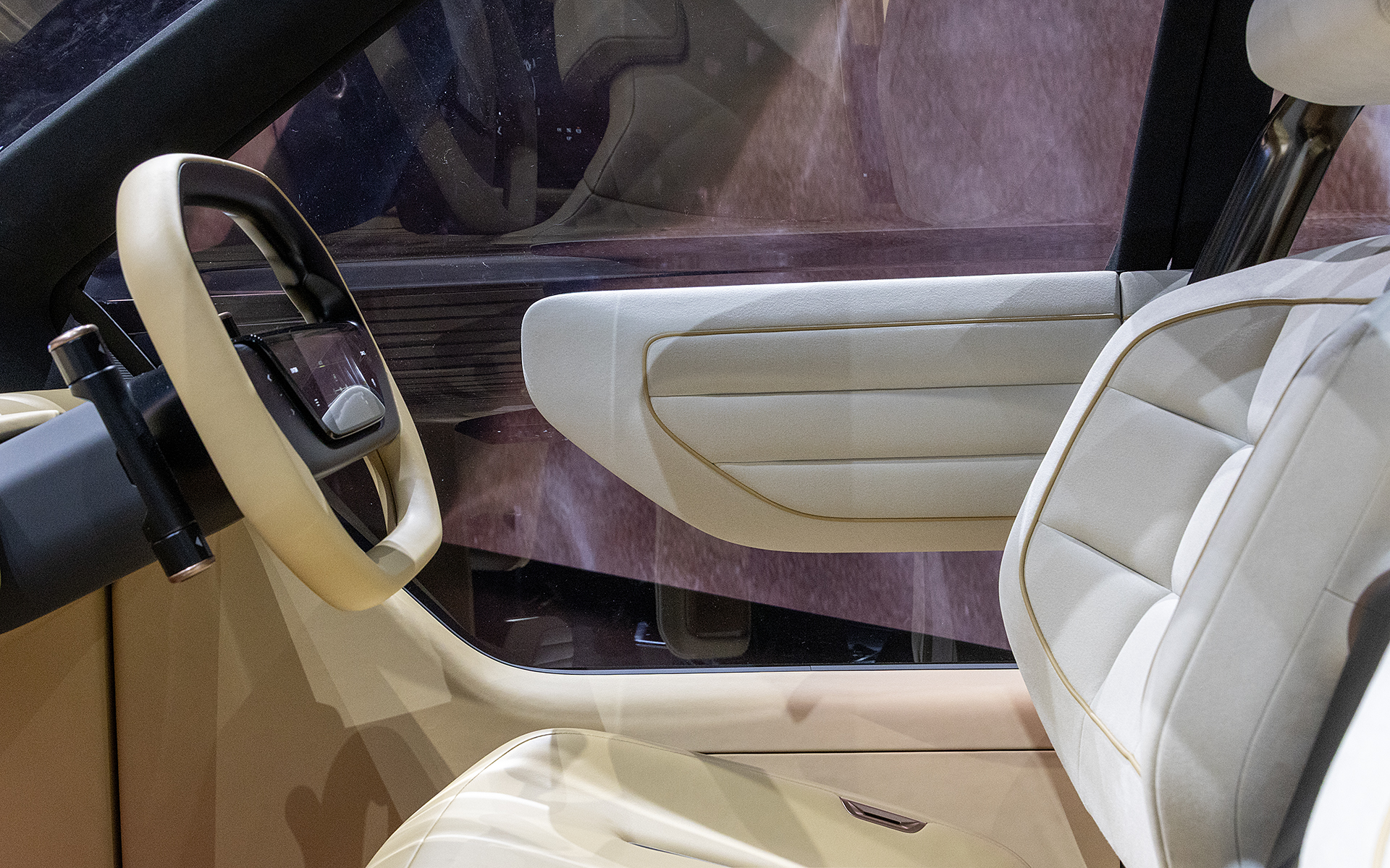 ドアの内側にはパッドが設けられているが、これはクッション的な意味合いのほか、スピードを出したときに乗員よりも下部が見えすぎると不安に感じることもあるので、そこを隠す意味合いもある