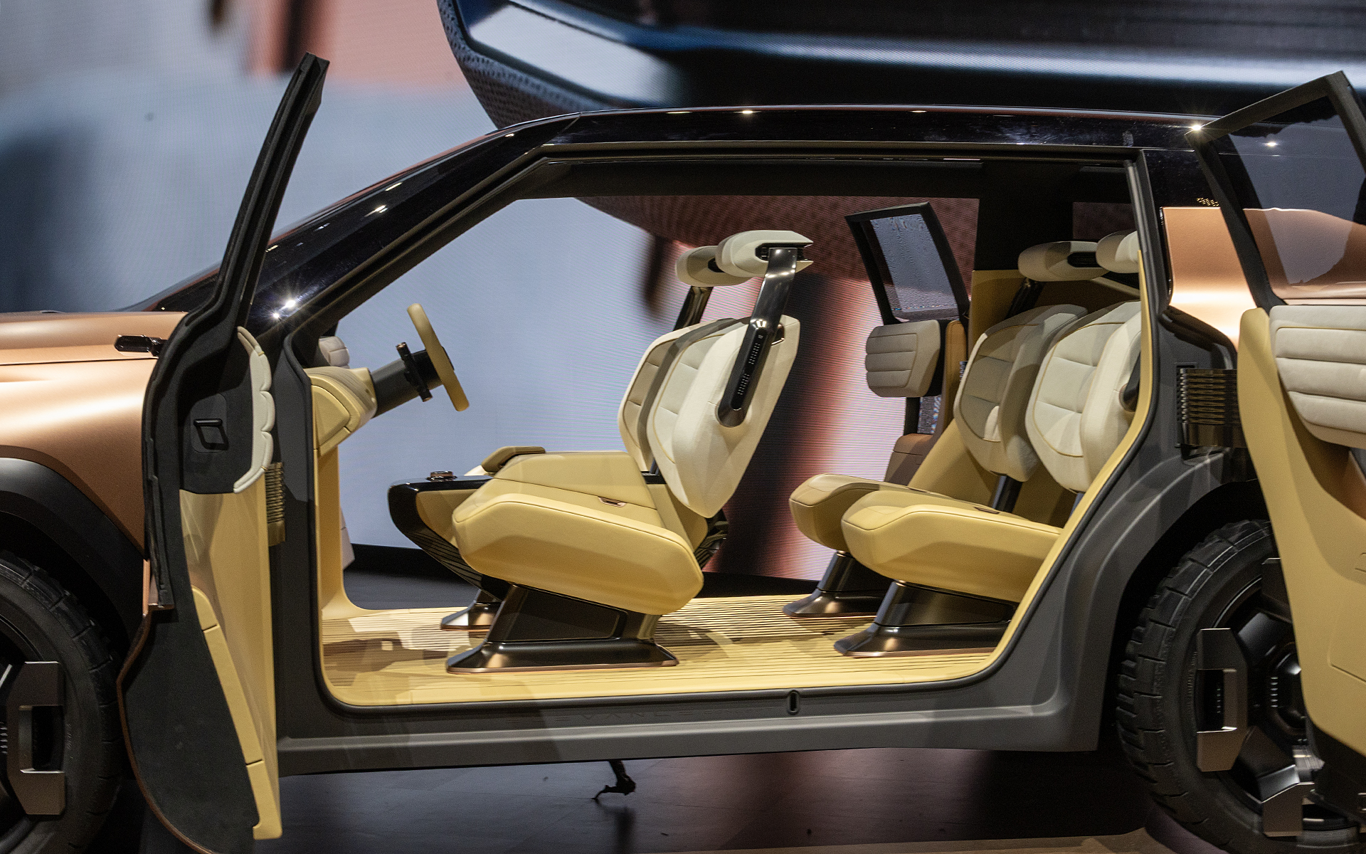 ドアよりも上の部分はあえて黒で仕上げた。これは視界の広さを色使いで妨げないようにするためのもの