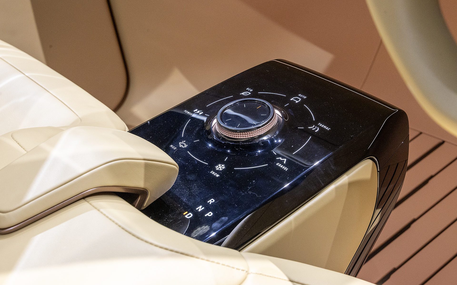 センターには4輪統合制御用のダイヤルがある