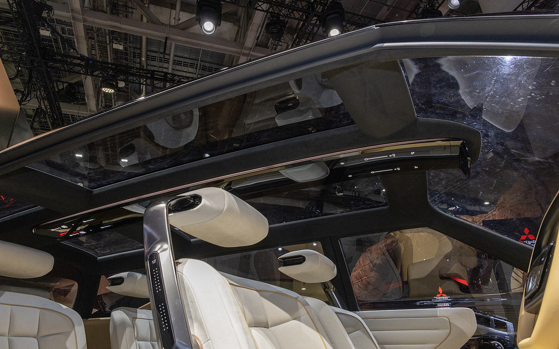 ルーフには骨格のようなものを作ることにより「守られ感」を出している