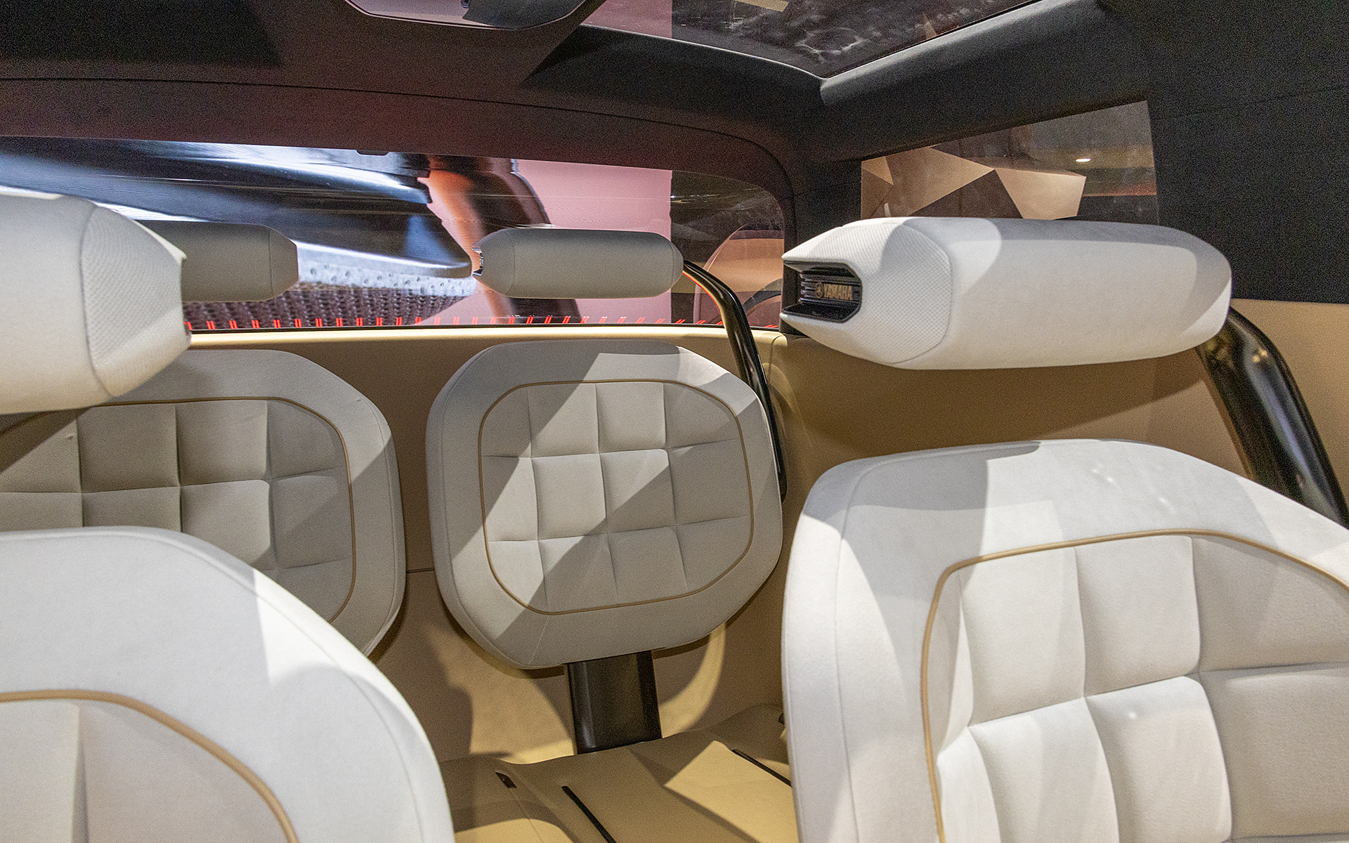 後ろをのぞき込むと3列目シートがある