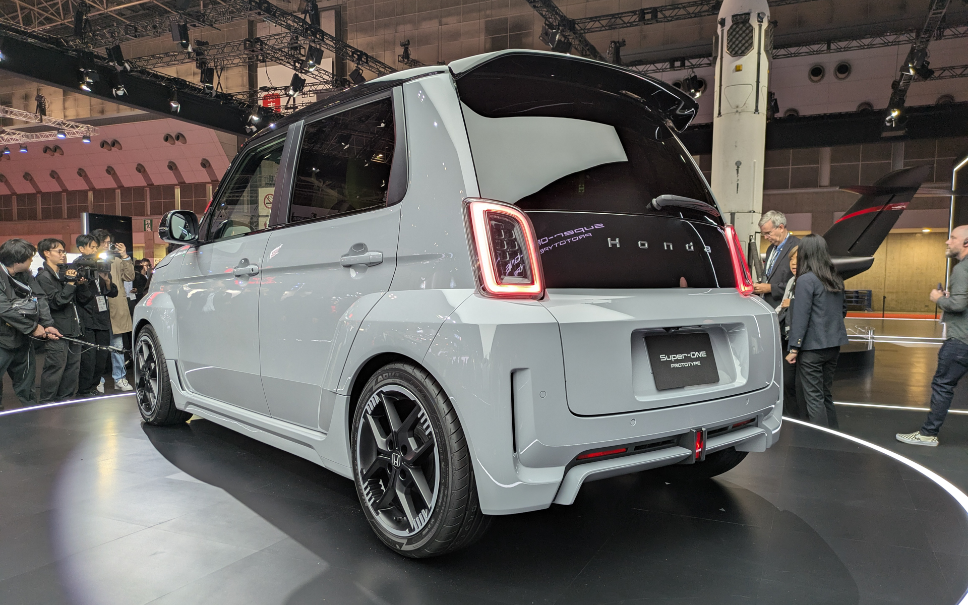 Super-ONEは、2026年より日本を皮切りに、アジア各国や英国など、小型EVのニーズの高い地域に展開すると三部社長がアナウンス