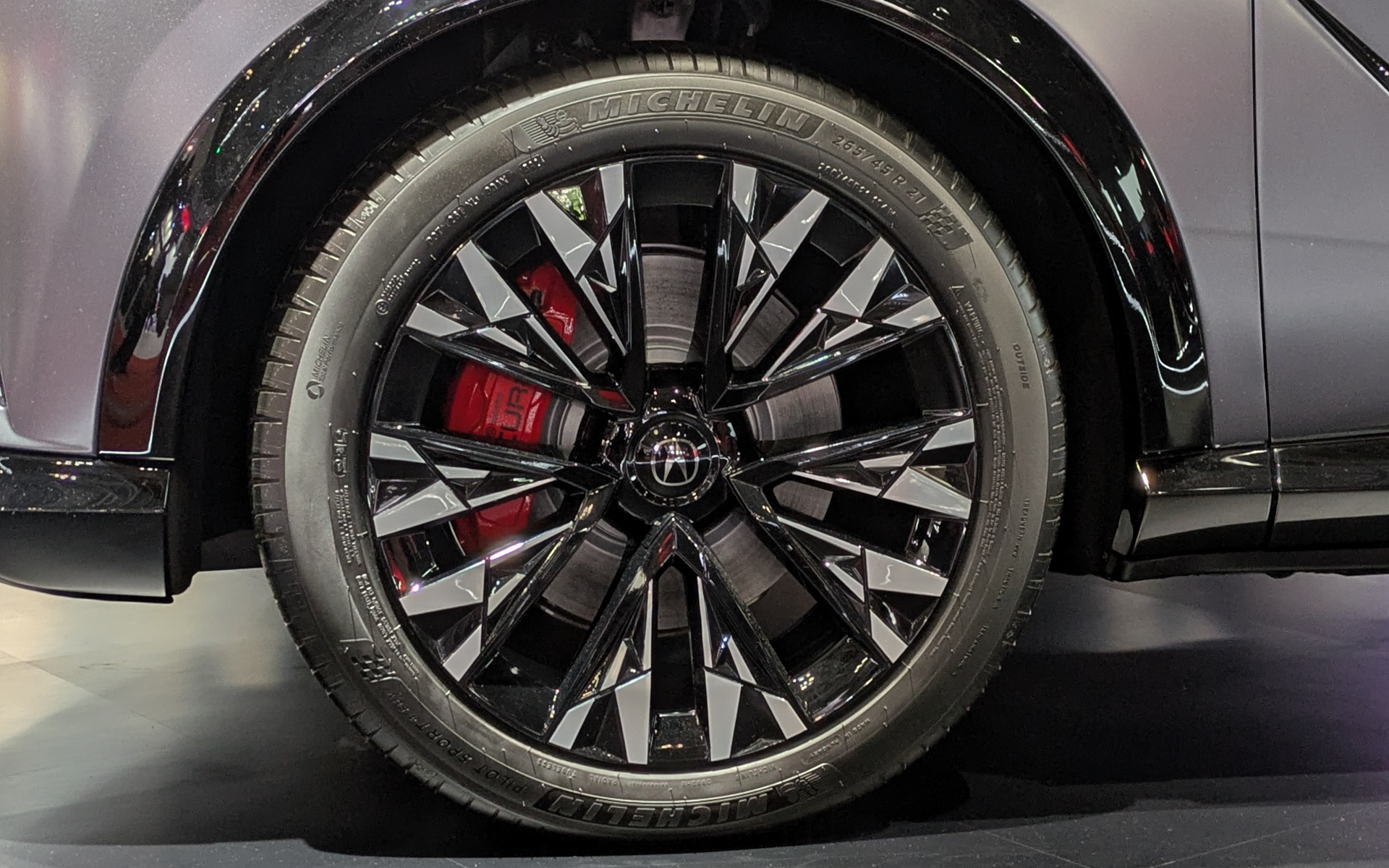 展示車両の装着タイヤはミシュランの「パイロットスポーツ4SUV」で、サイズは前後とも265/45R21