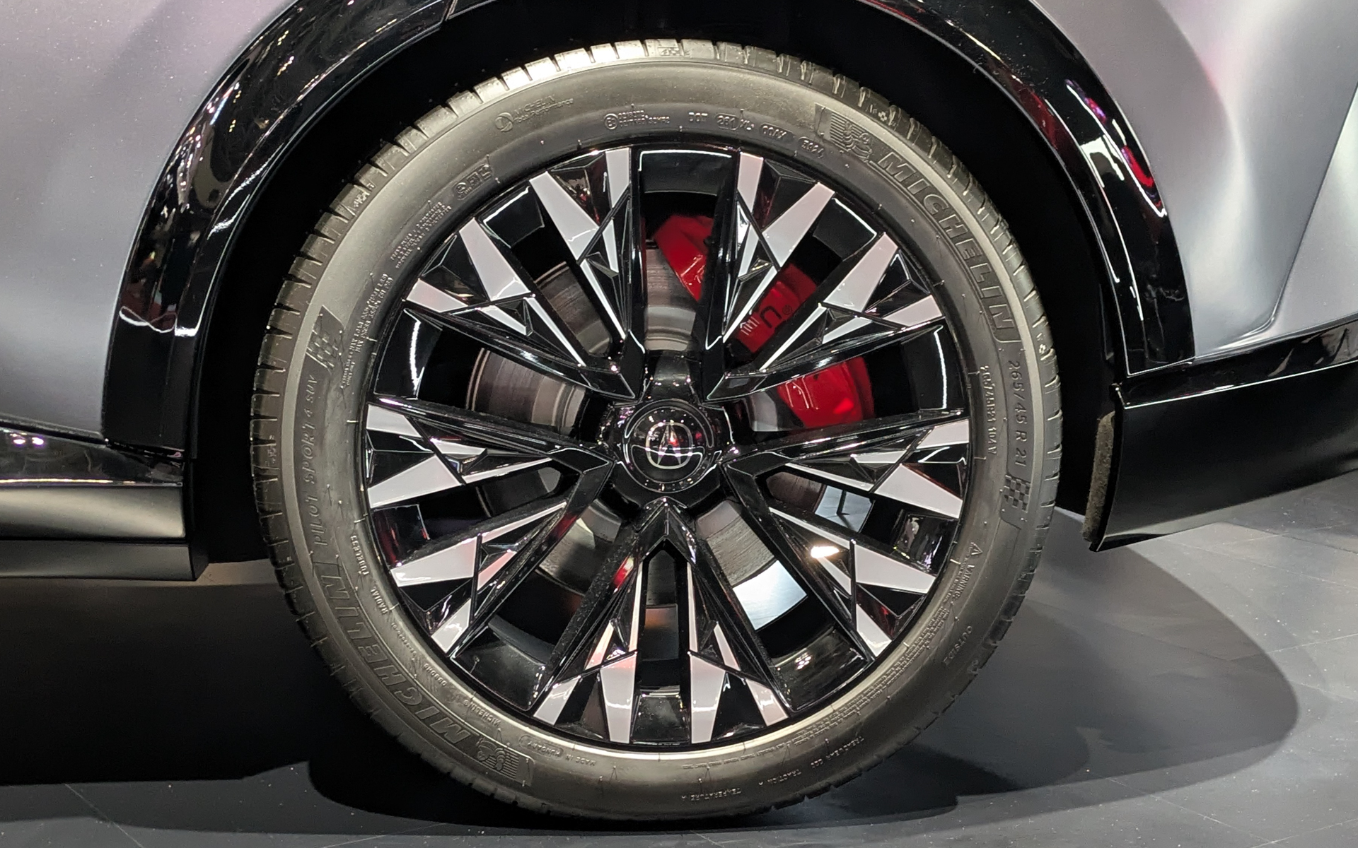 展示車両の装着タイヤはミシュランの「パイロットスポーツ4SUV」で、サイズは前後とも265/45R21