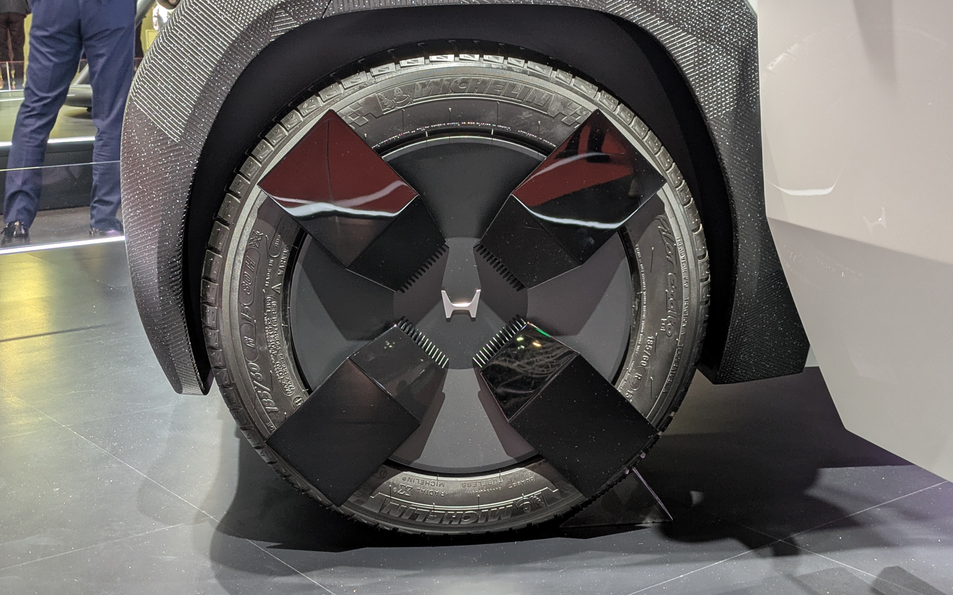 展示車の装着タイヤはミシュランの「パイロットエグザルト PE2」でサイズは185/60R13