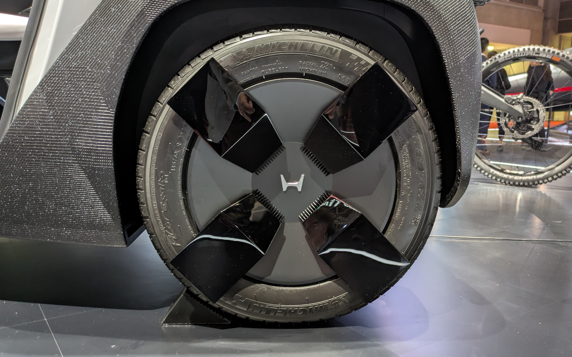 展示車の装着タイヤはミシュランの「パイロットエグザルト PE2」でサイズは185/60R13