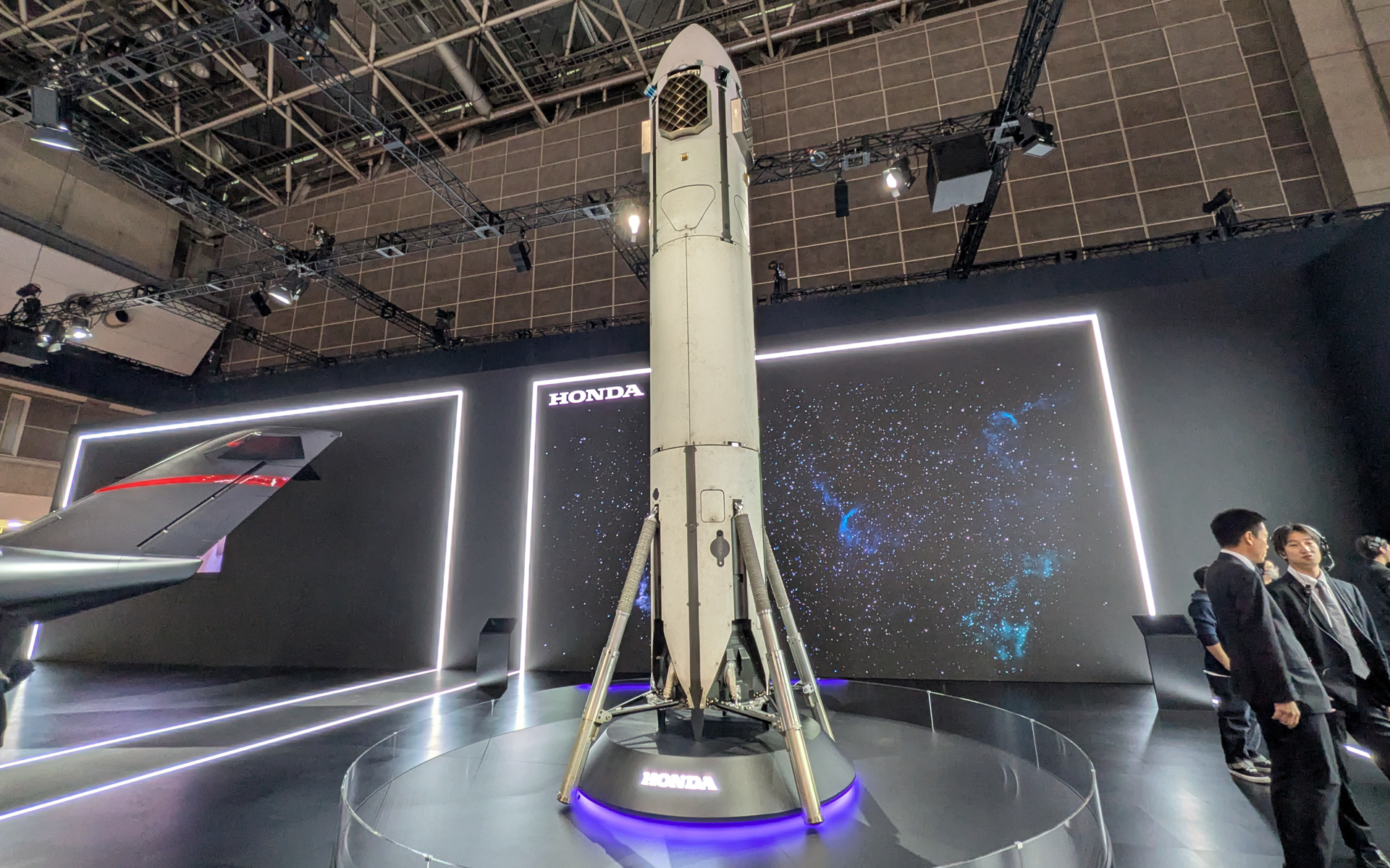 実際にテストに使用したロケットを展示